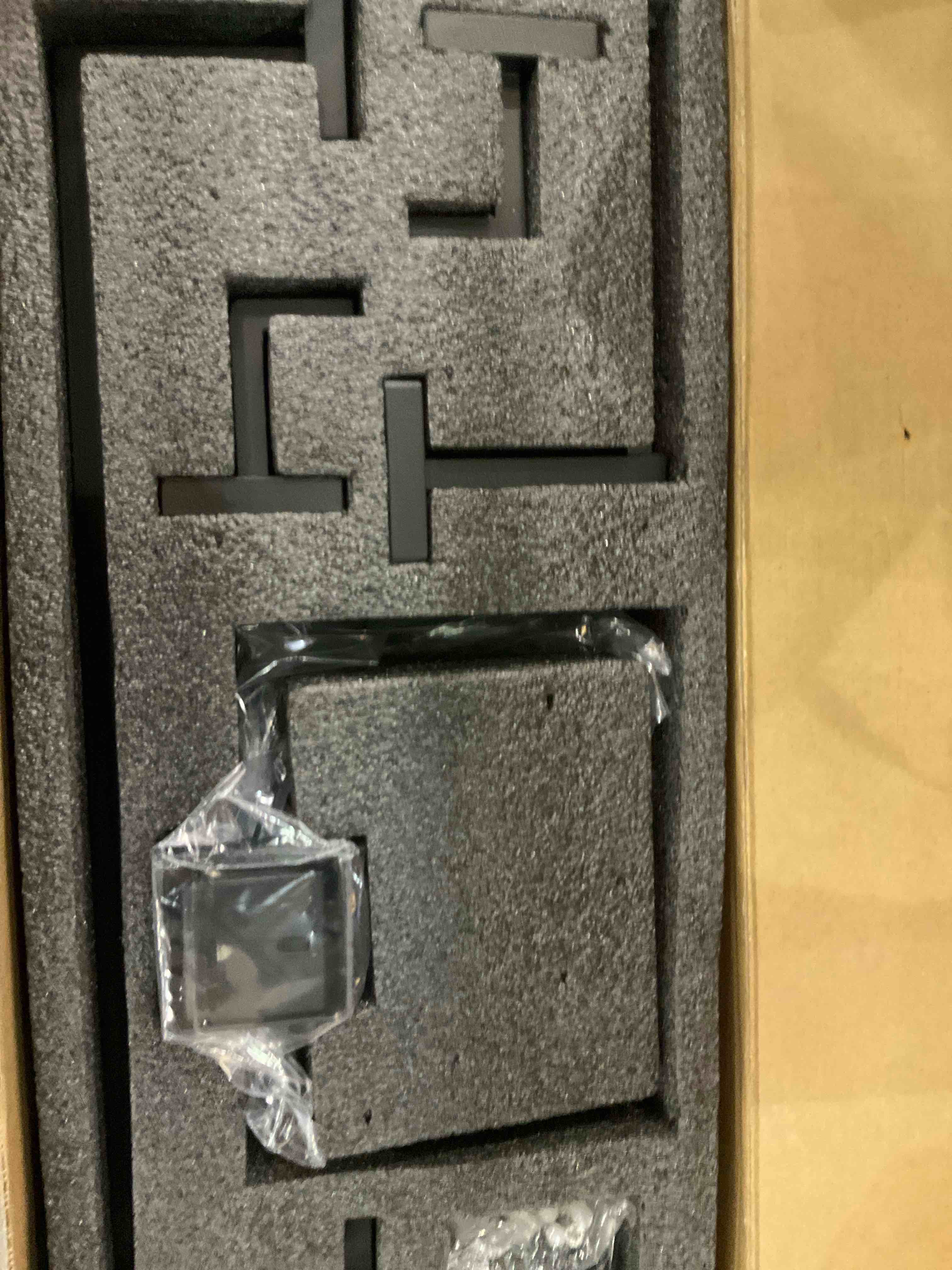 https://s3.amazonaws.com/lotting-images-prod/BargainHunt/EXS01446939_1718022852092.jpeg