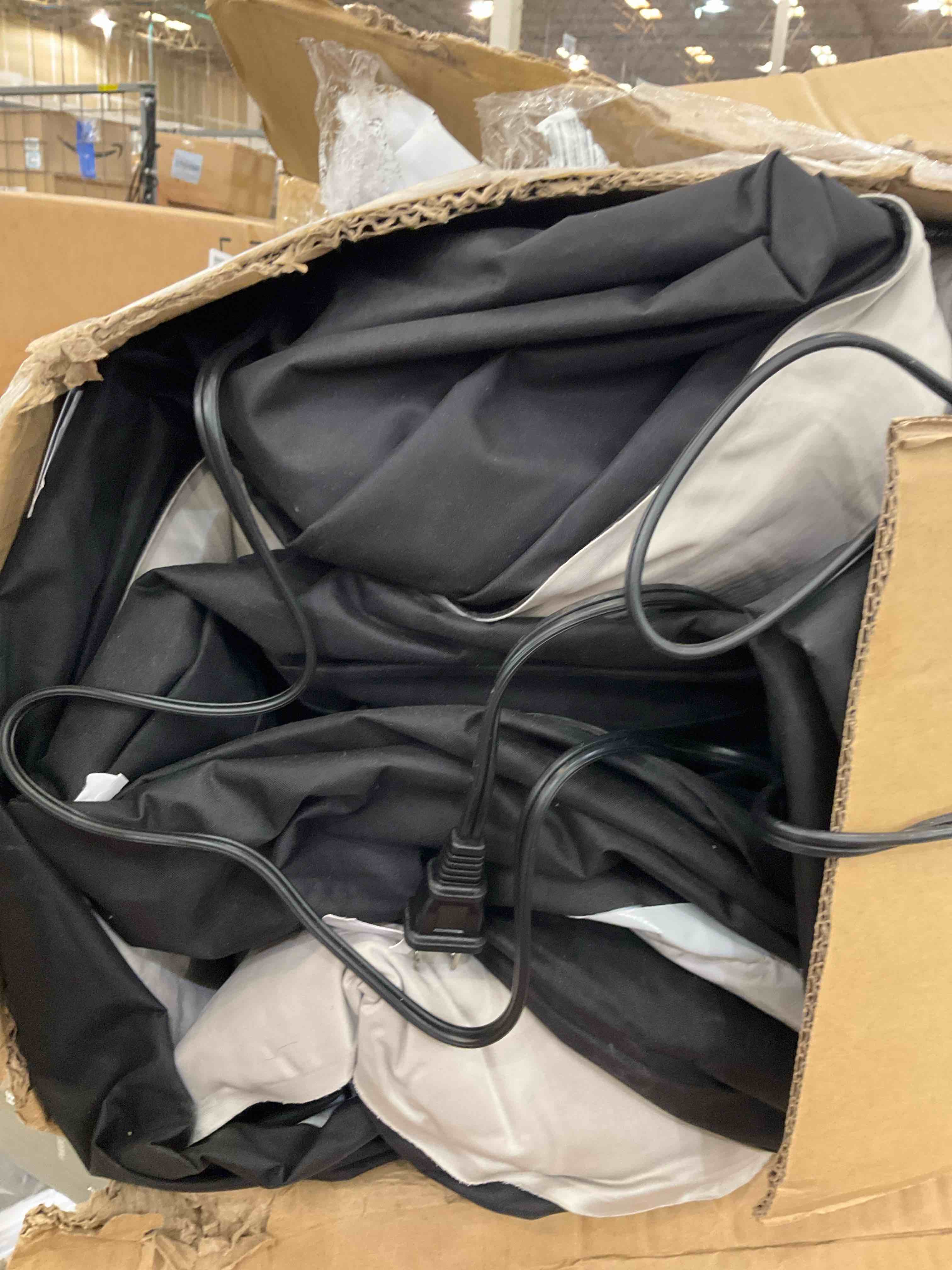 https://s3.amazonaws.com/lotting-images-prod/BargainHunt/EXS01447115_1717605817443.jpeg