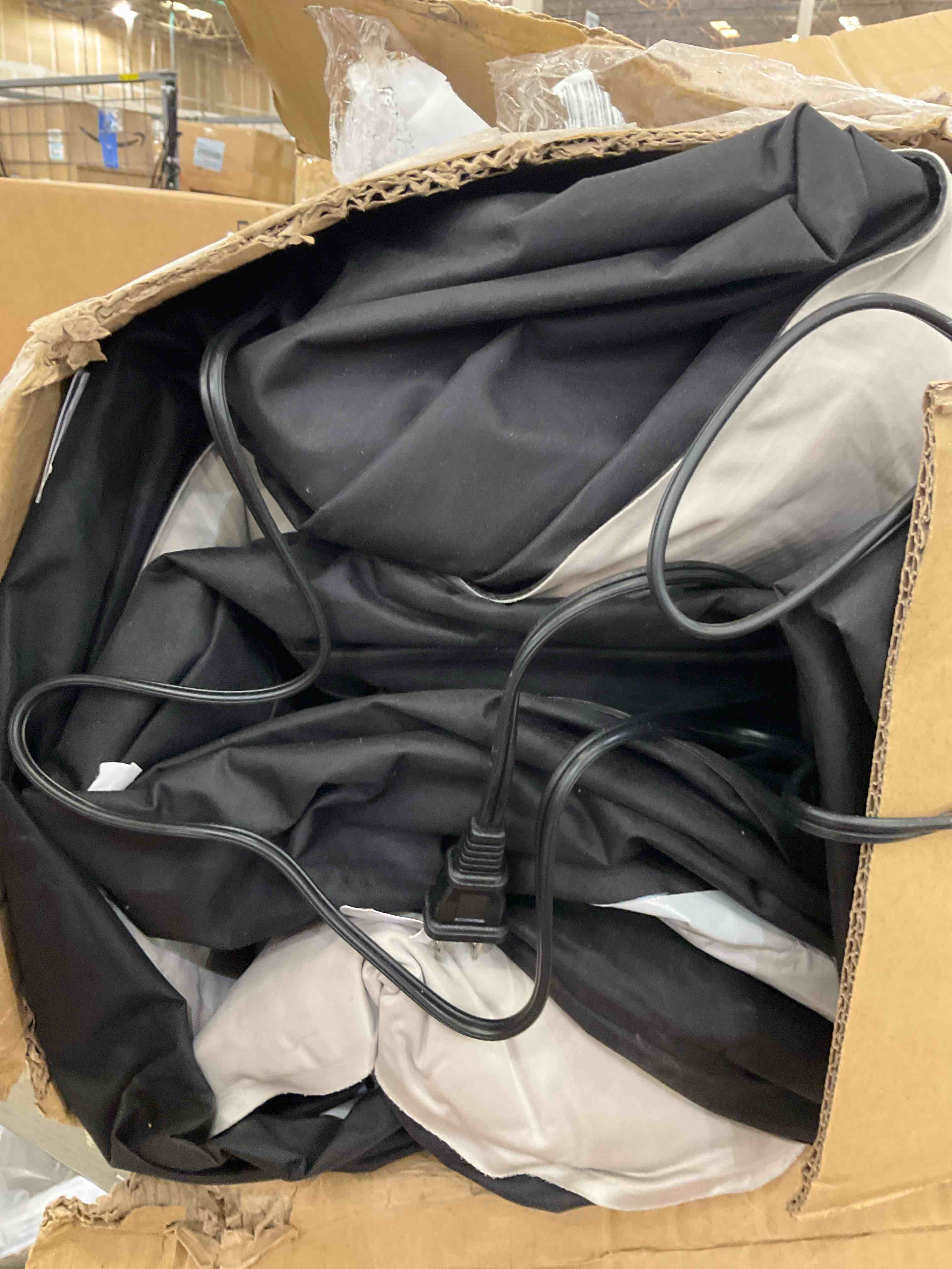 https://s3.amazonaws.com/lotting-images-prod/BargainHunt/EXS01447115_1717605818536.jpeg