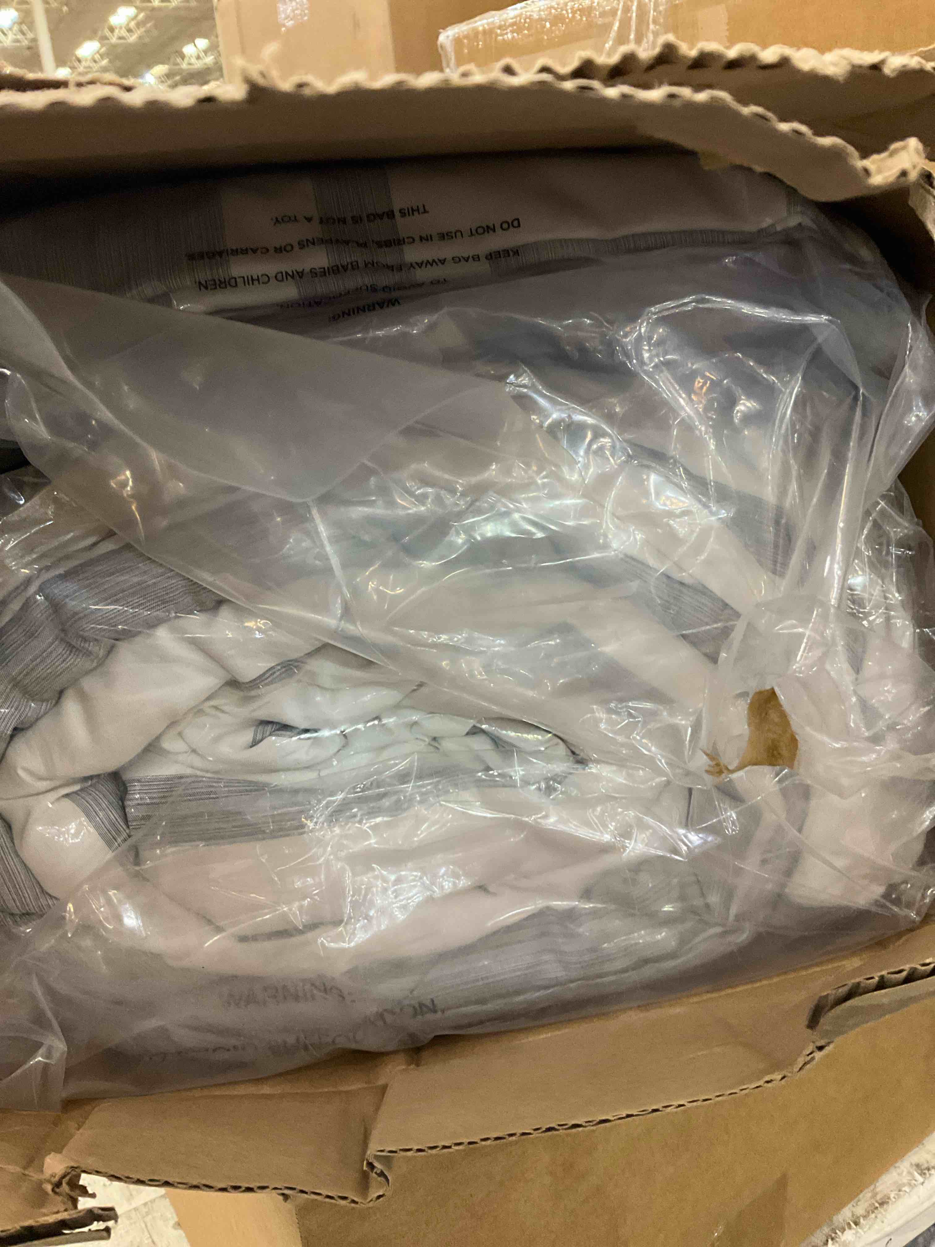 https://s3.amazonaws.com/lotting-images-prod/BargainHunt/EXS01449893_1717774714454.jpeg
