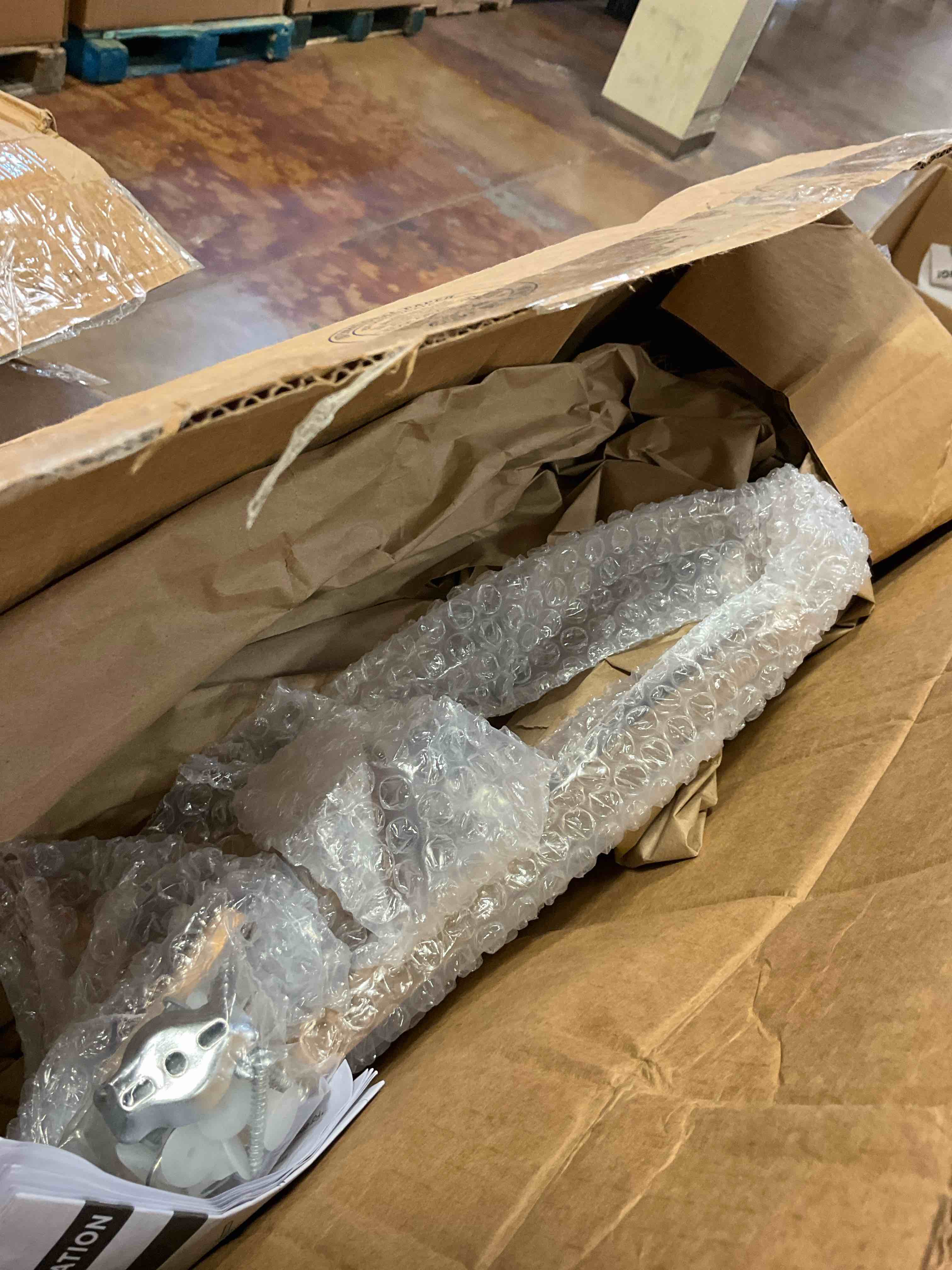 https://s3.amazonaws.com/lotting-images-prod/BargainHunt/EXS01456804_1723145935450.jpeg