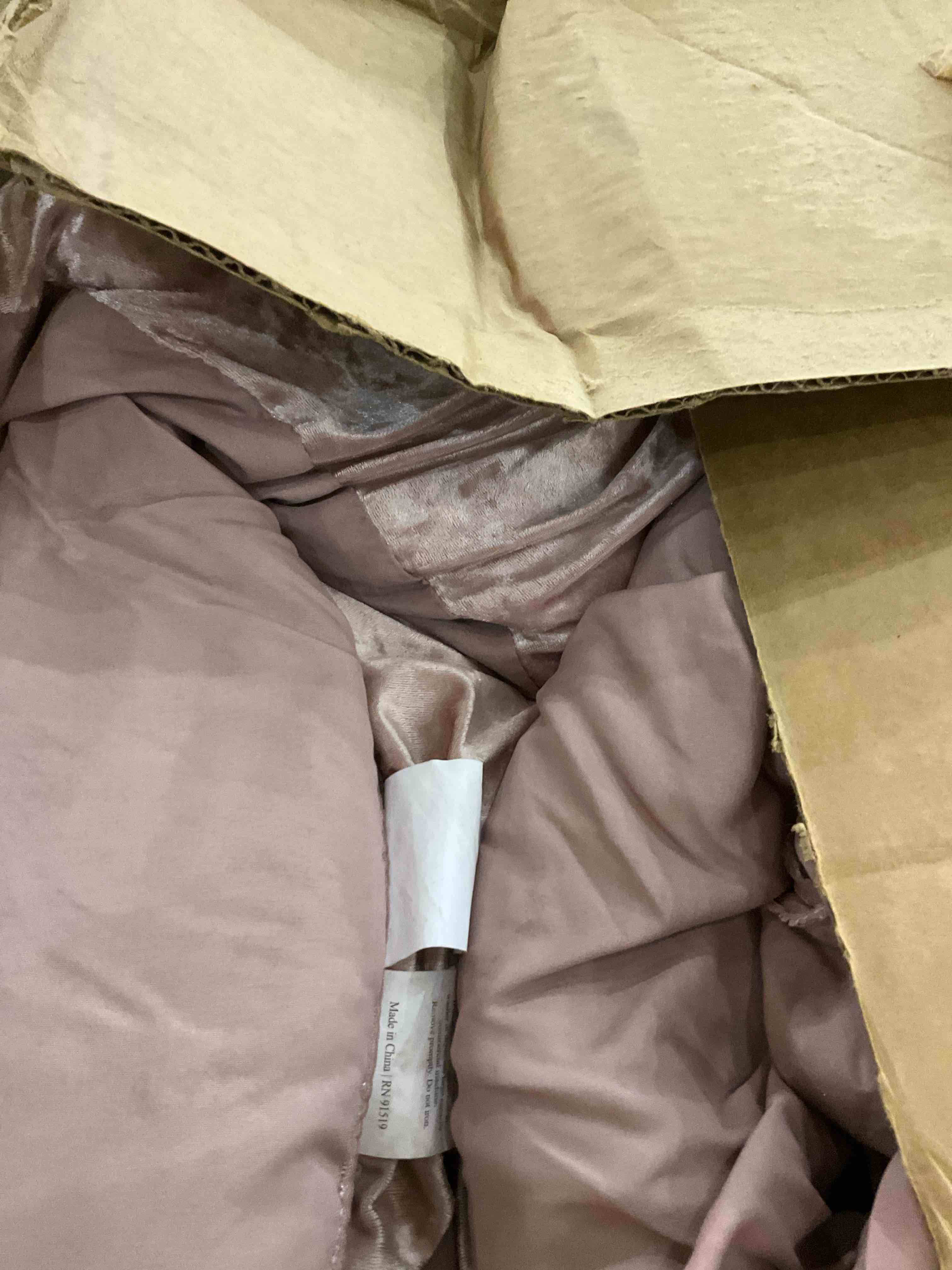 https://s3.amazonaws.com/lotting-images-prod/BargainHunt/EXS01472093_1717766711459.jpeg
