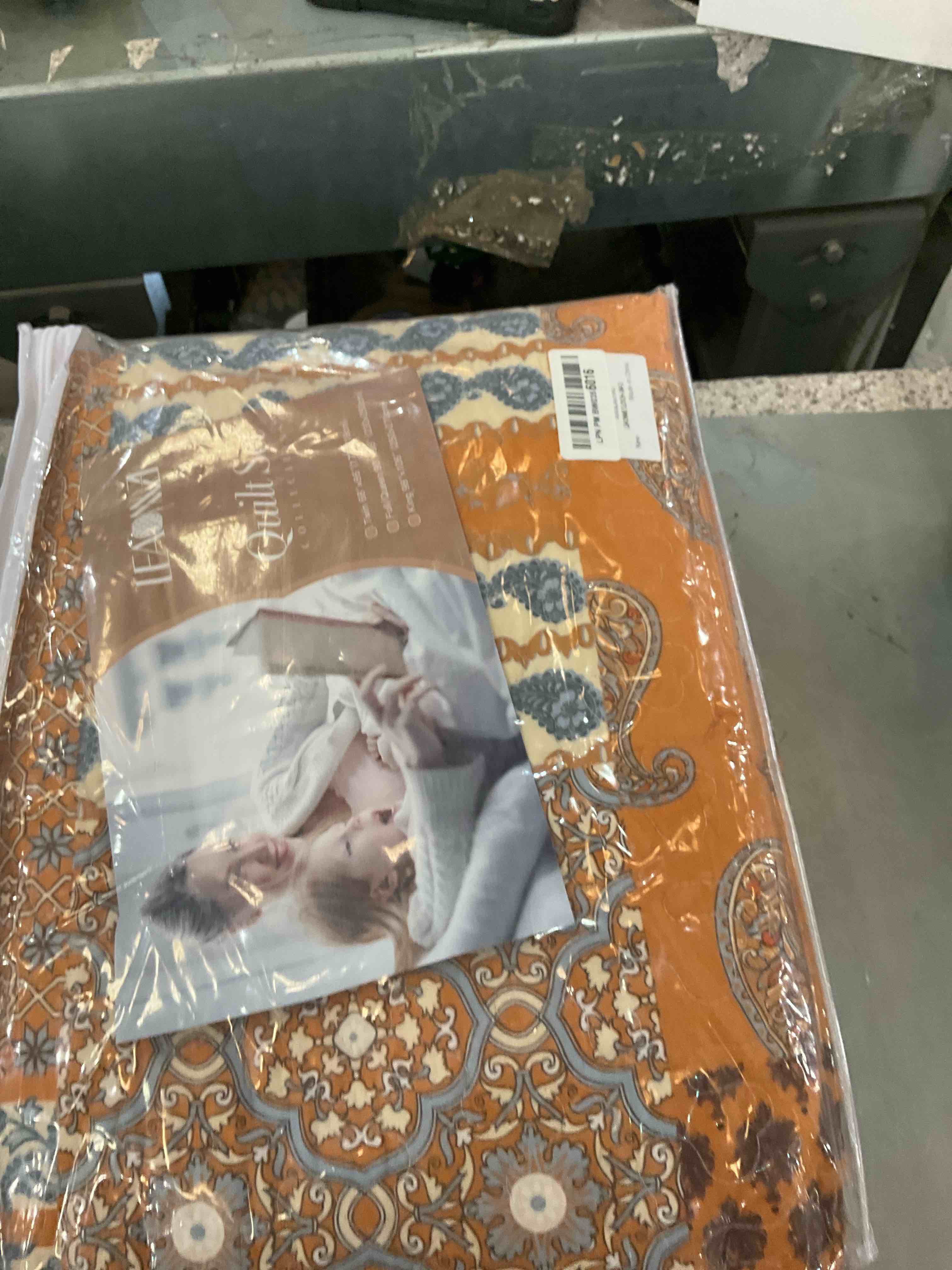 https://s3.amazonaws.com/lotting-images-prod/BargainHunt/EXS01475394_1718126736616.jpeg