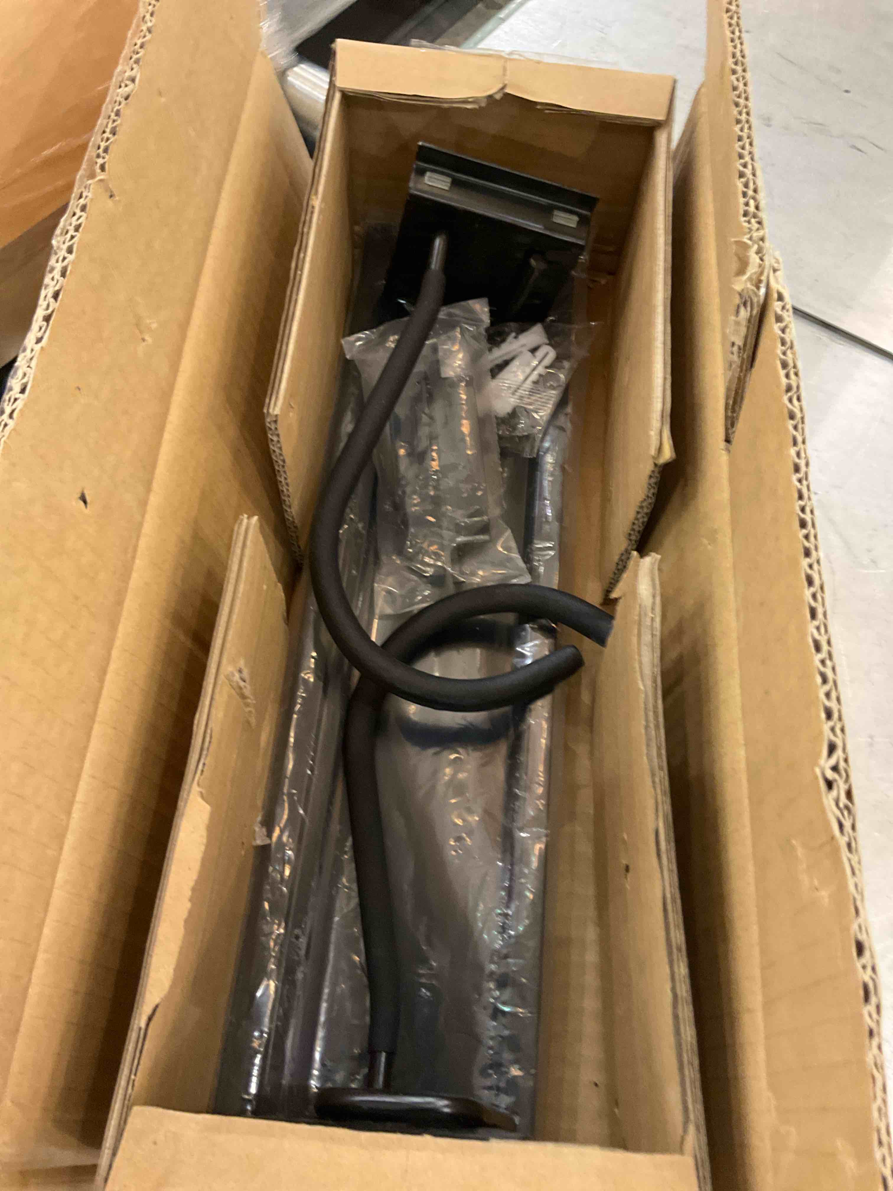 https://s3.amazonaws.com/lotting-images-prod/BargainHunt/EXS01476154_1718377271671.jpeg
