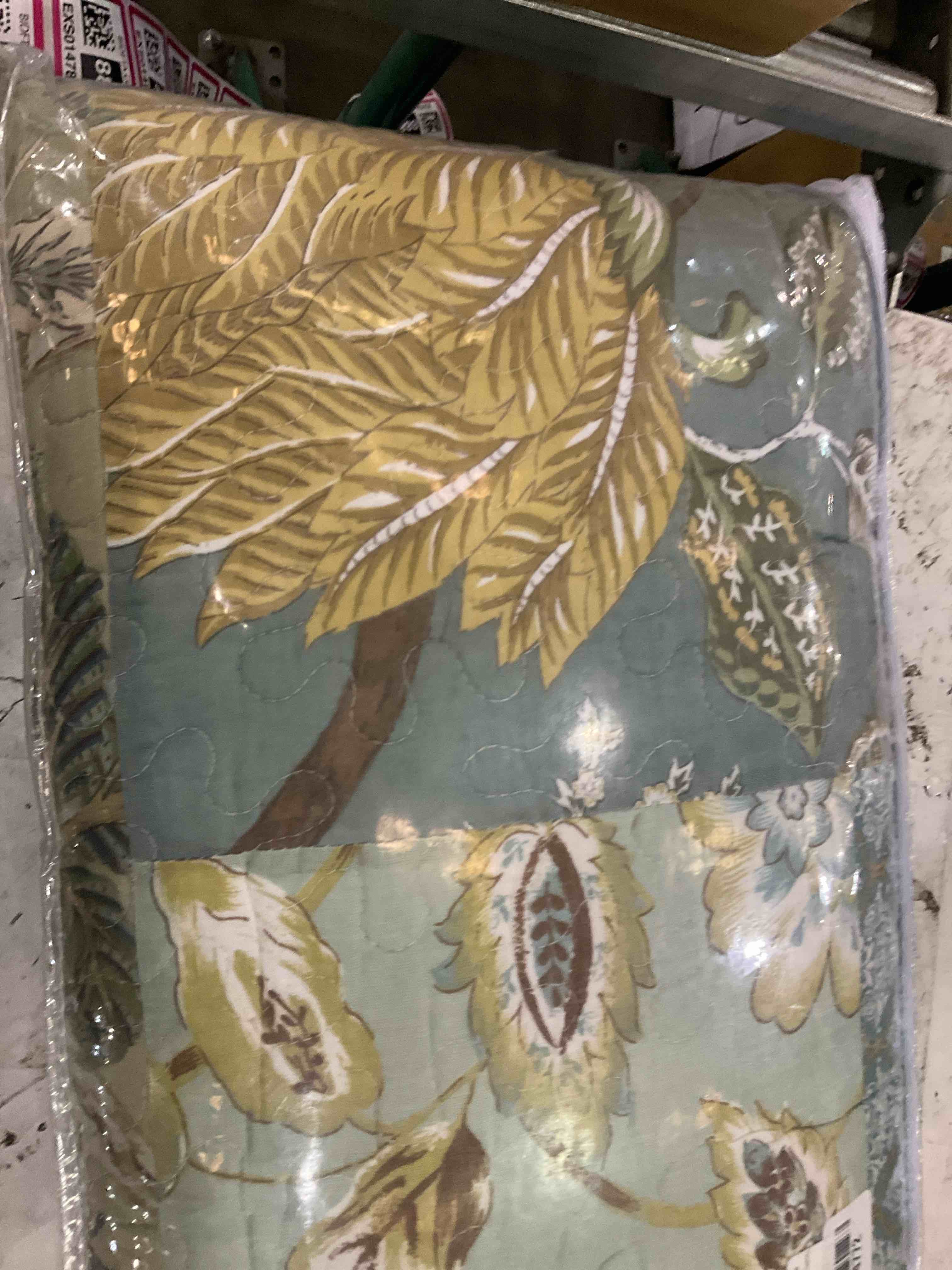 https://s3.amazonaws.com/lotting-images-prod/BargainHunt/EXS01478855_1718202086792.jpeg