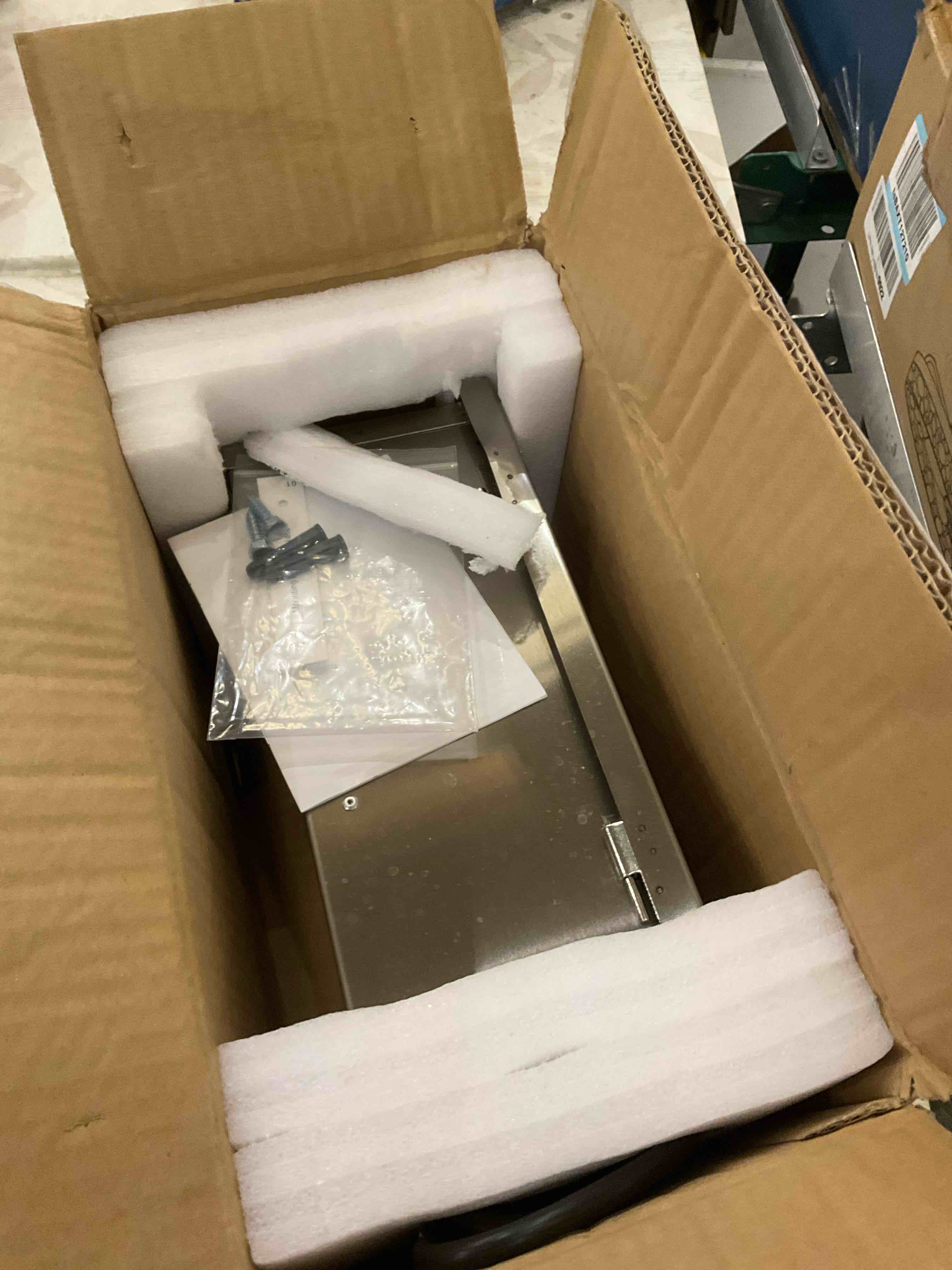 https://s3.amazonaws.com/lotting-images-prod/BargainHunt/EXS01491187_1716989573066.jpeg