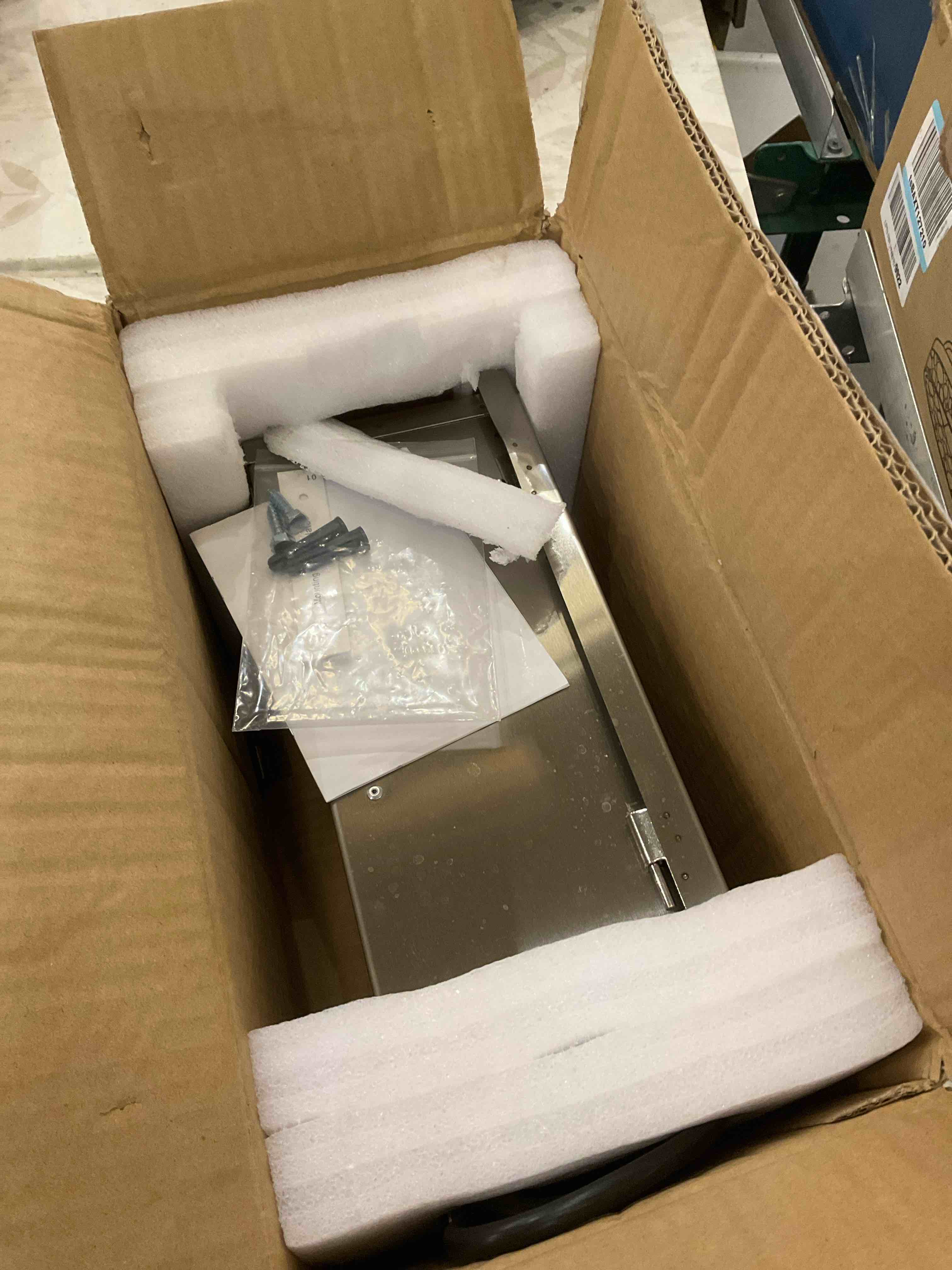 https://s3.amazonaws.com/lotting-images-prod/BargainHunt/EXS01491187_1716989574171.jpeg