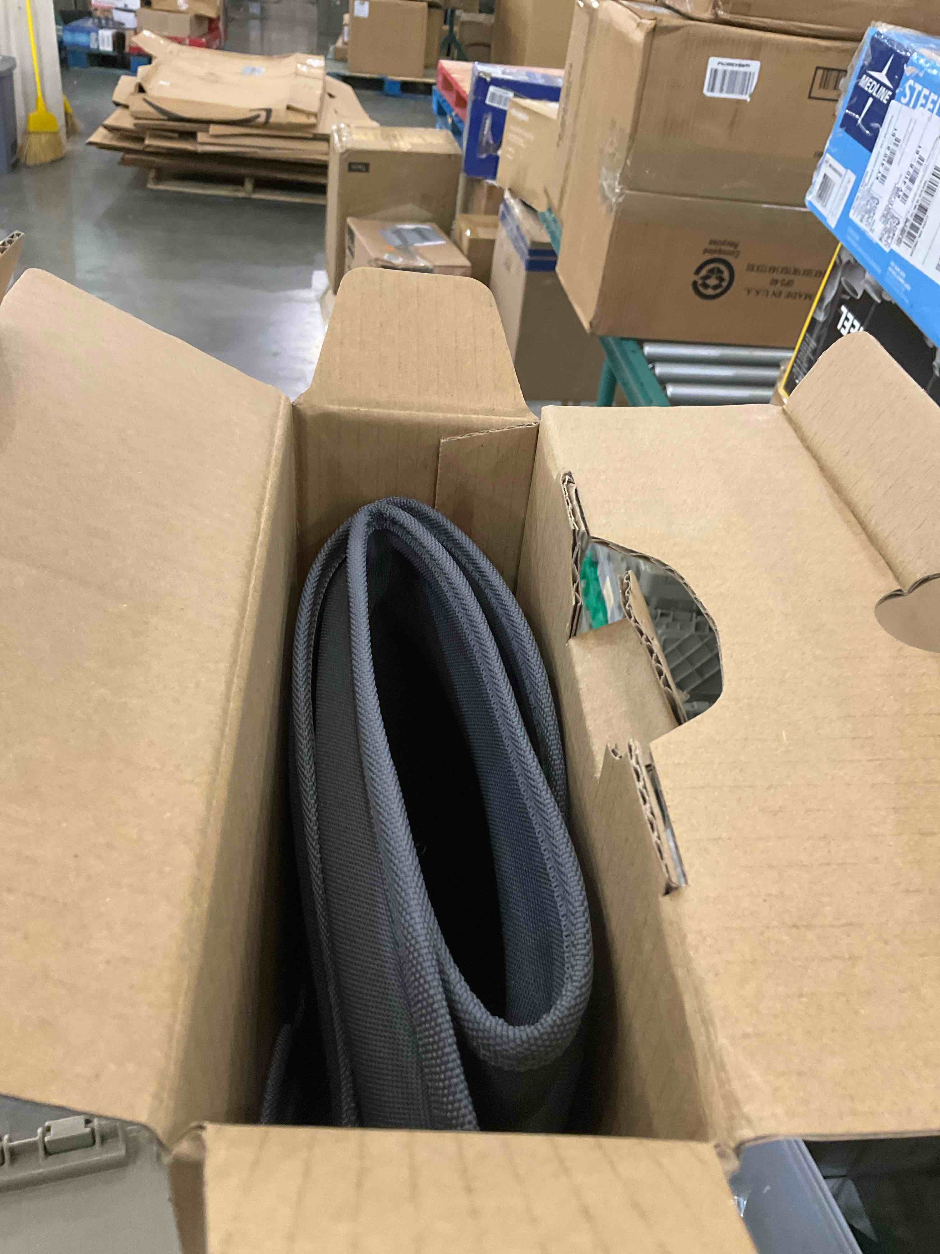 https://s3.amazonaws.com/lotting-images-prod/BargainHunt/EXS01492273_1717426974098.jpeg