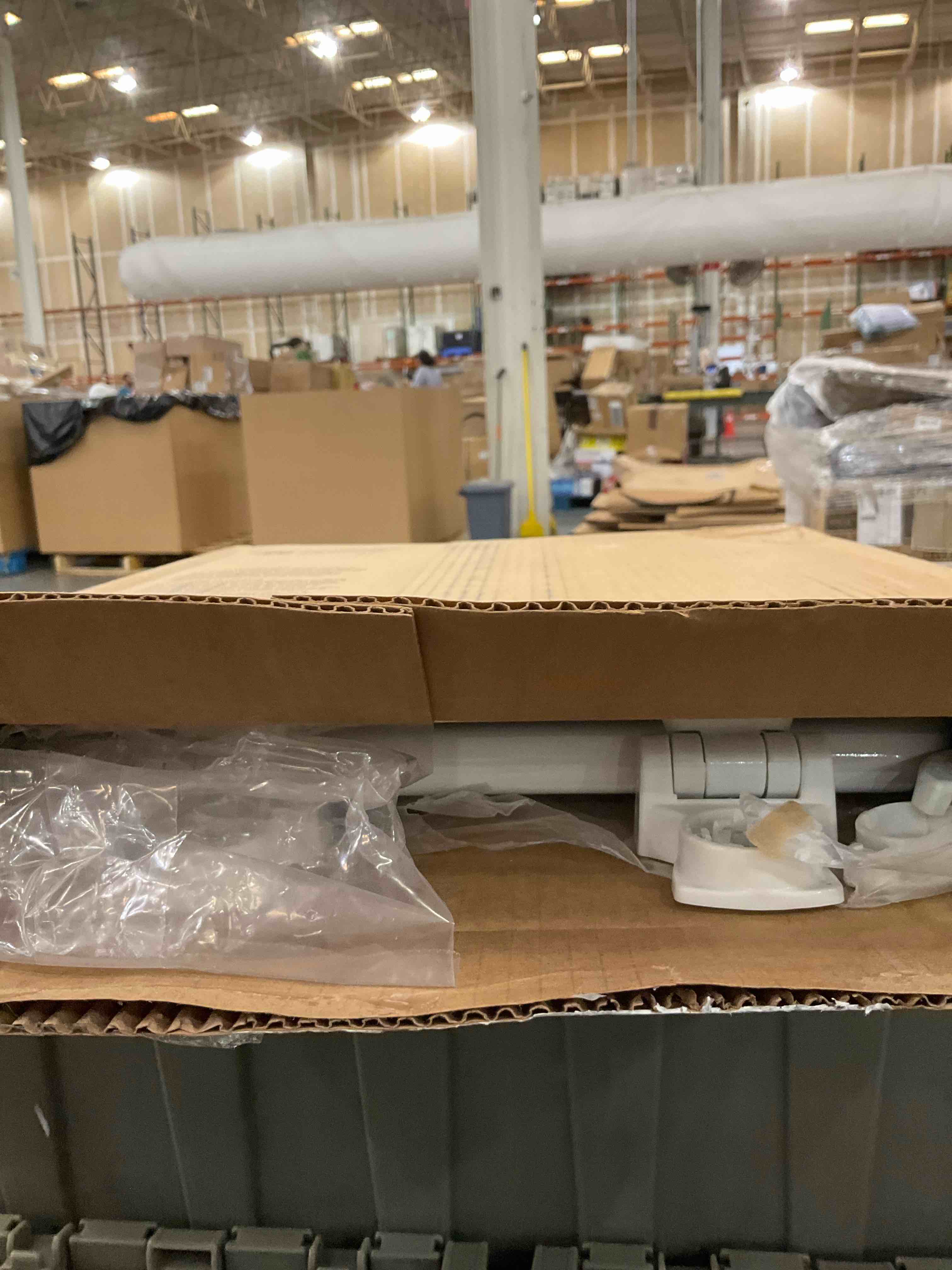 https://s3.amazonaws.com/lotting-images-prod/BargainHunt/EXS01492291_1717430078277.jpeg