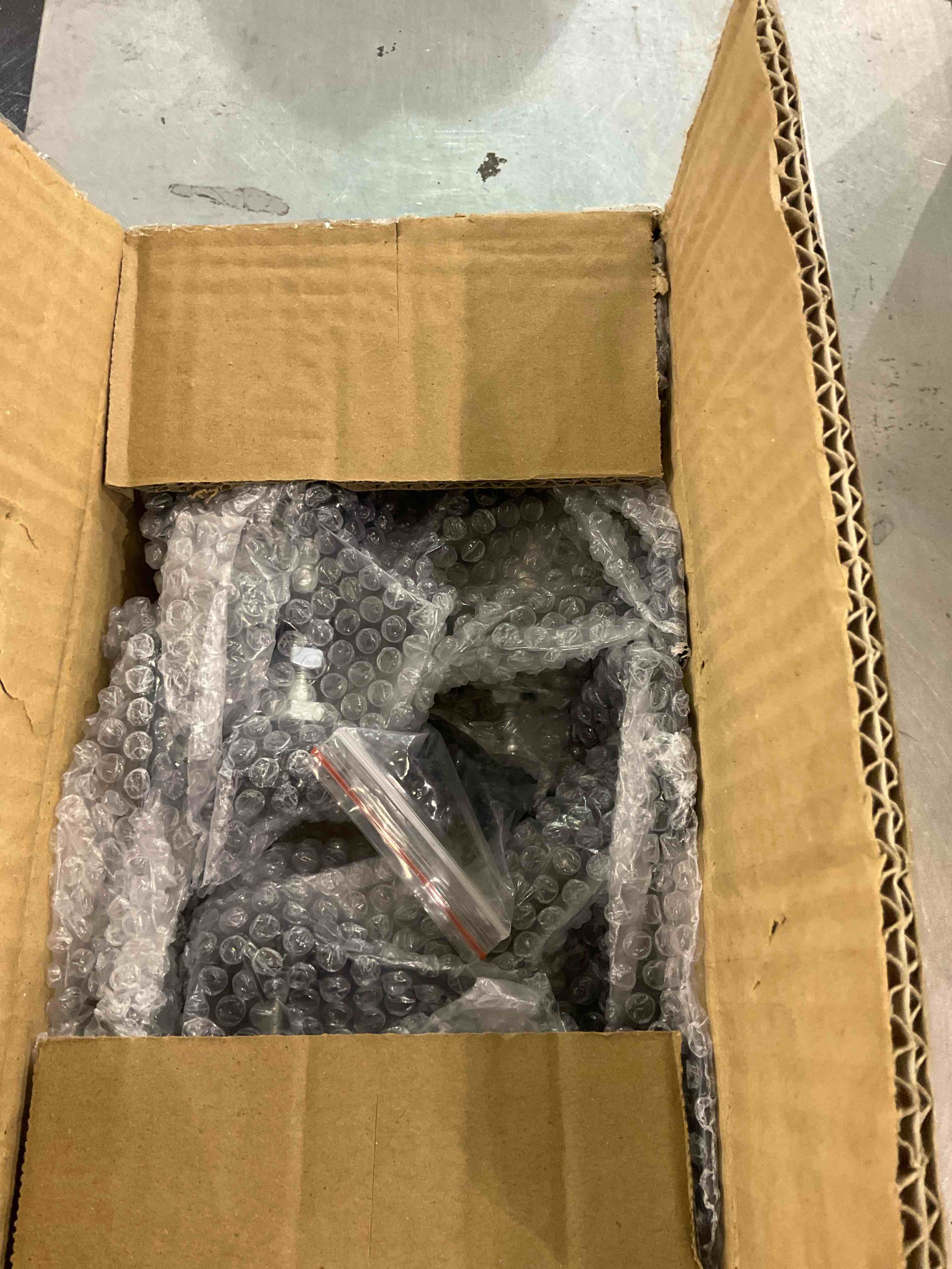 https://s3.amazonaws.com/lotting-images-prod/BargainHunt/EXS01493077_1716377976312.jpeg