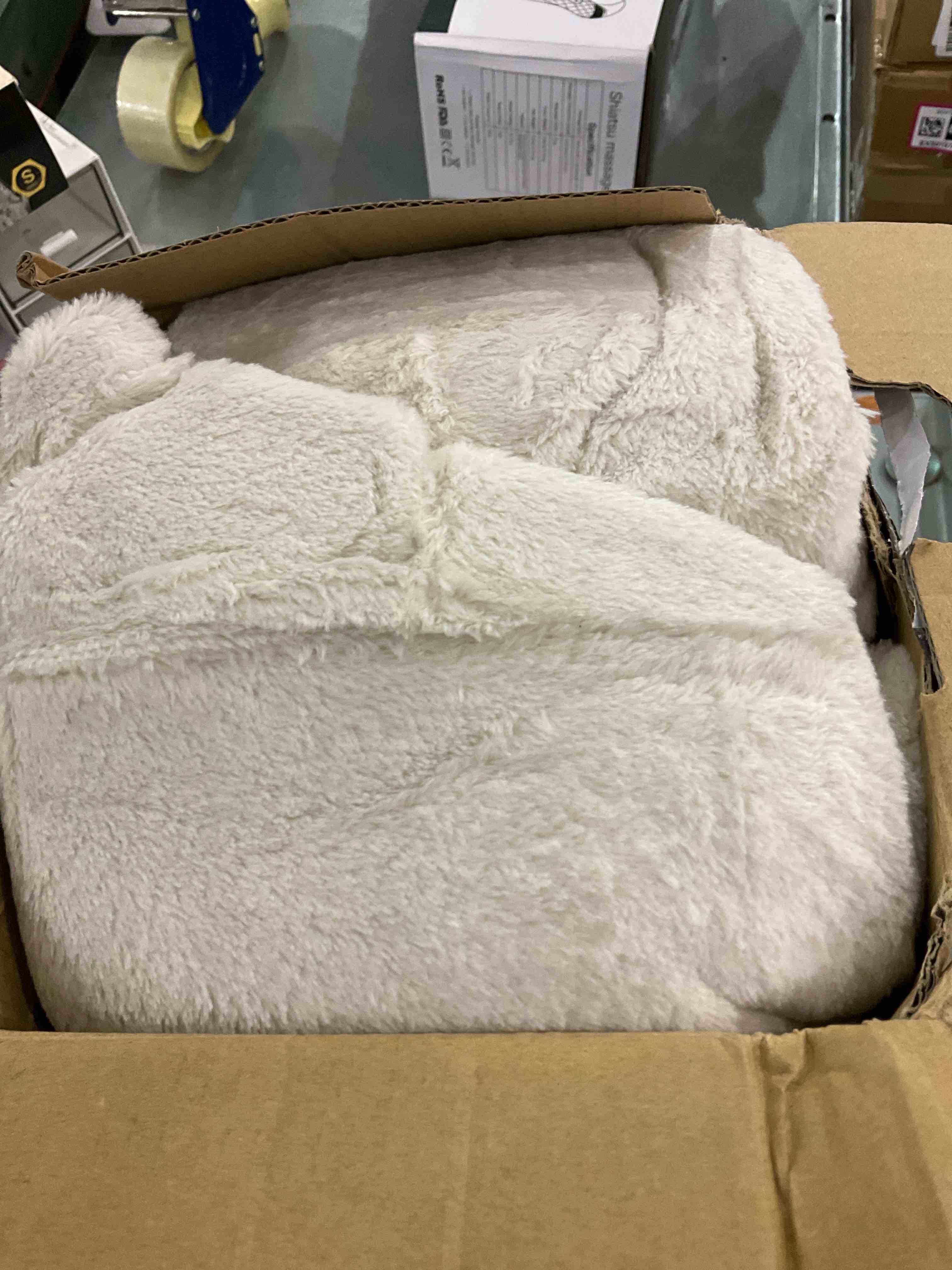 https://s3.amazonaws.com/lotting-images-prod/BargainHunt/EXS01493126_1716384996705.jpeg