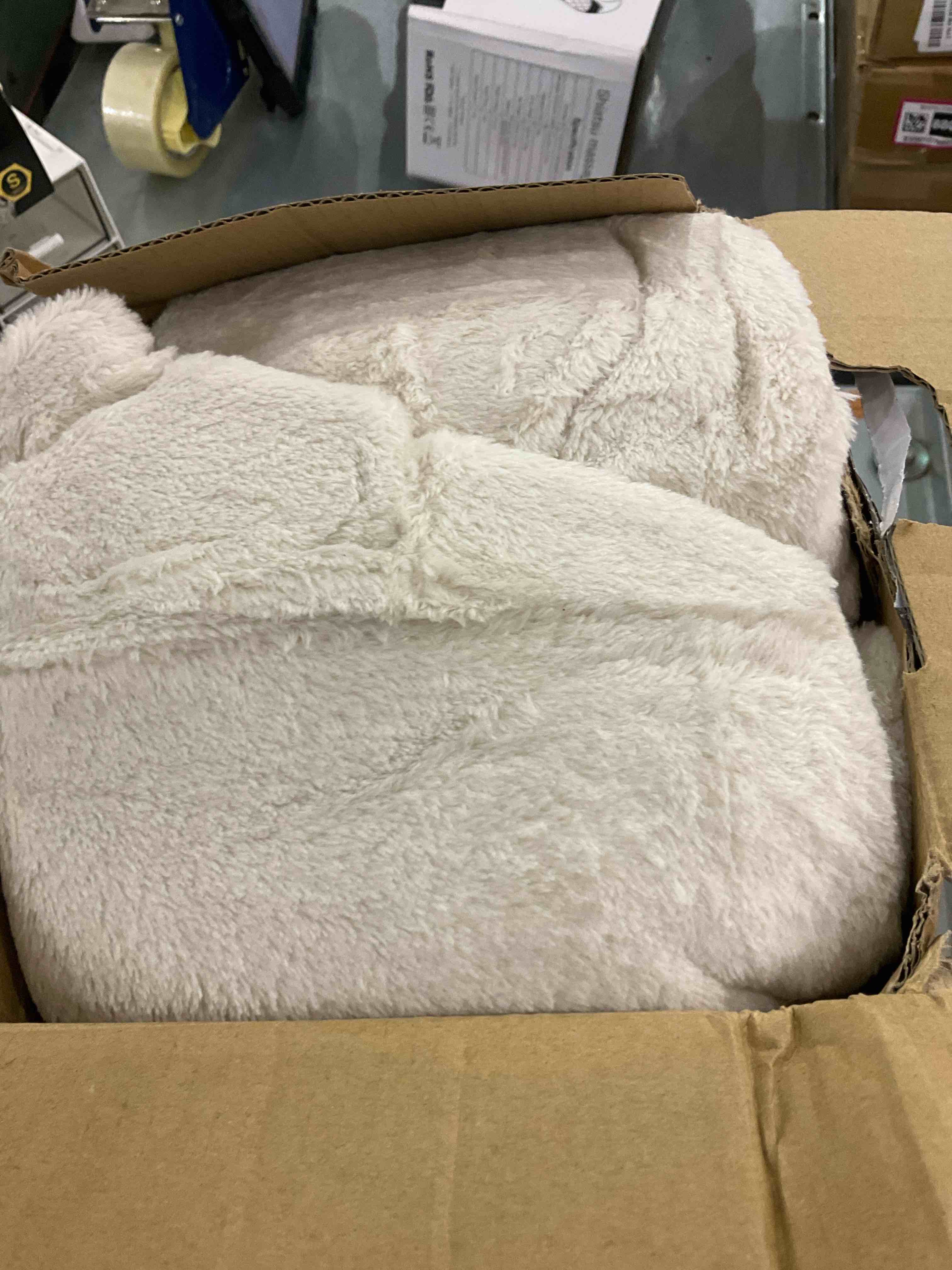 https://s3.amazonaws.com/lotting-images-prod/BargainHunt/EXS01493126_1716384997724.jpeg