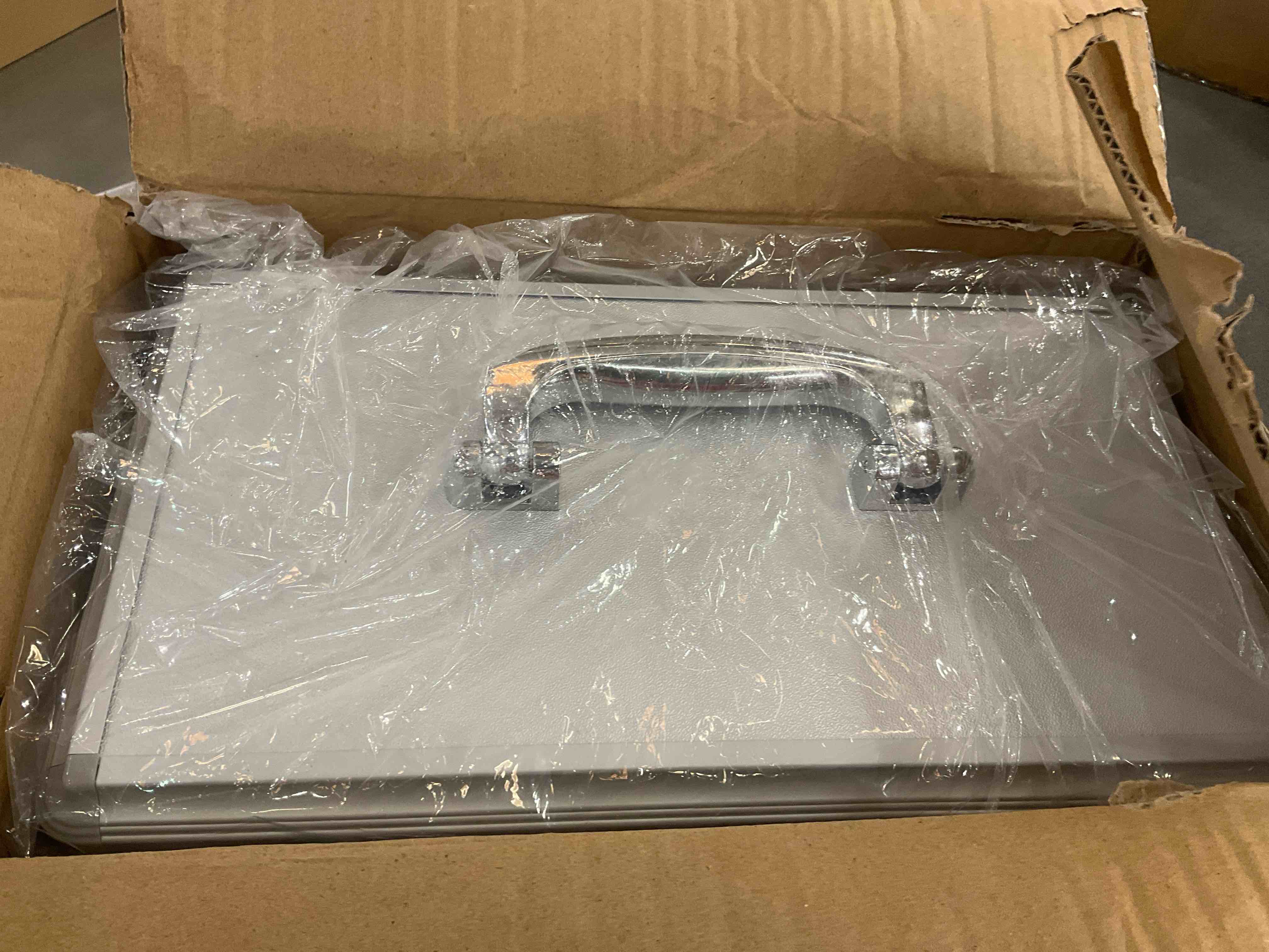 https://s3.amazonaws.com/lotting-images-prod/BargainHunt/EXS01495038_1716229881015.jpeg