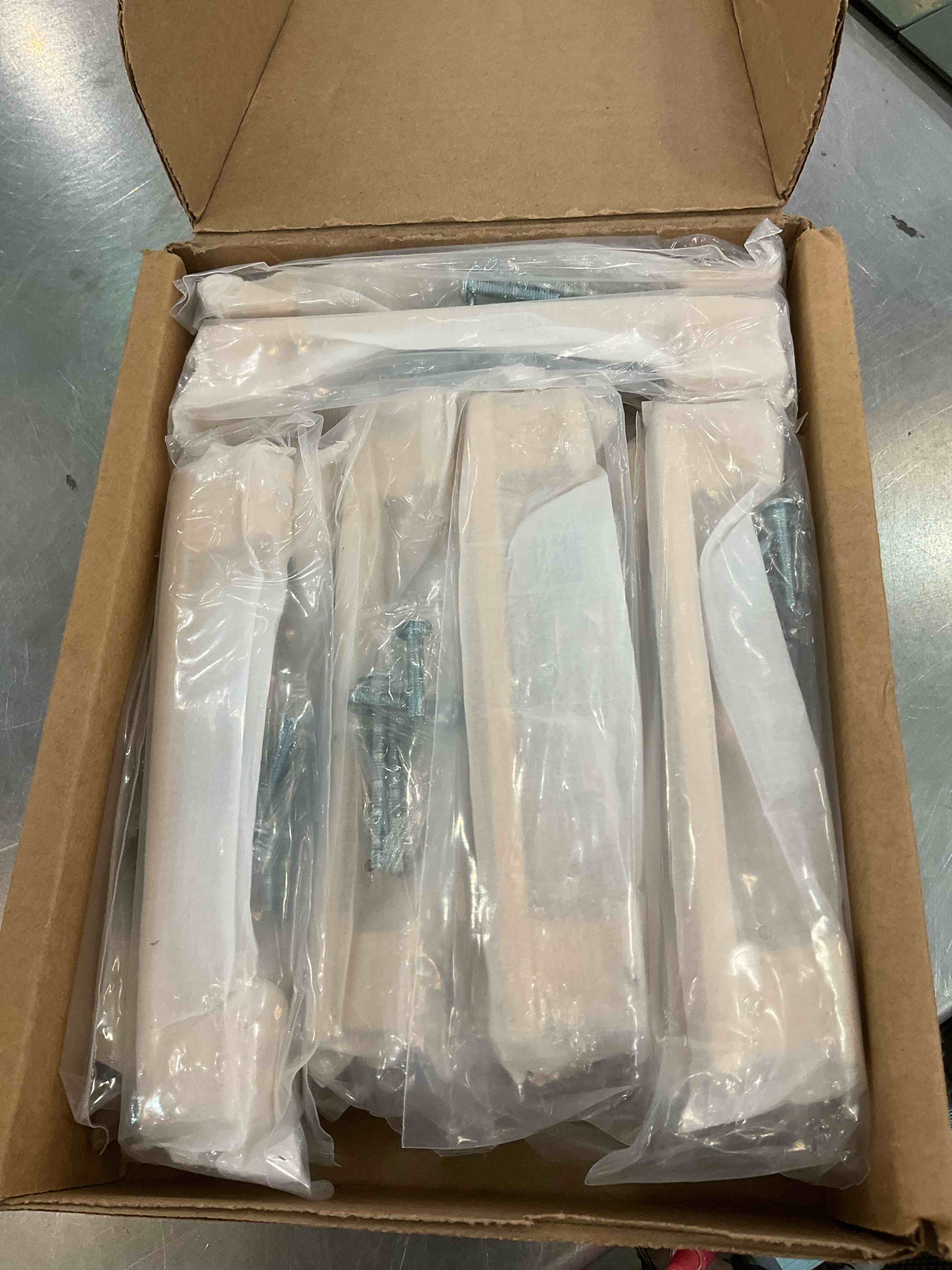 https://s3.amazonaws.com/lotting-images-prod/BargainHunt/EXS01495044_1716230704168.jpeg