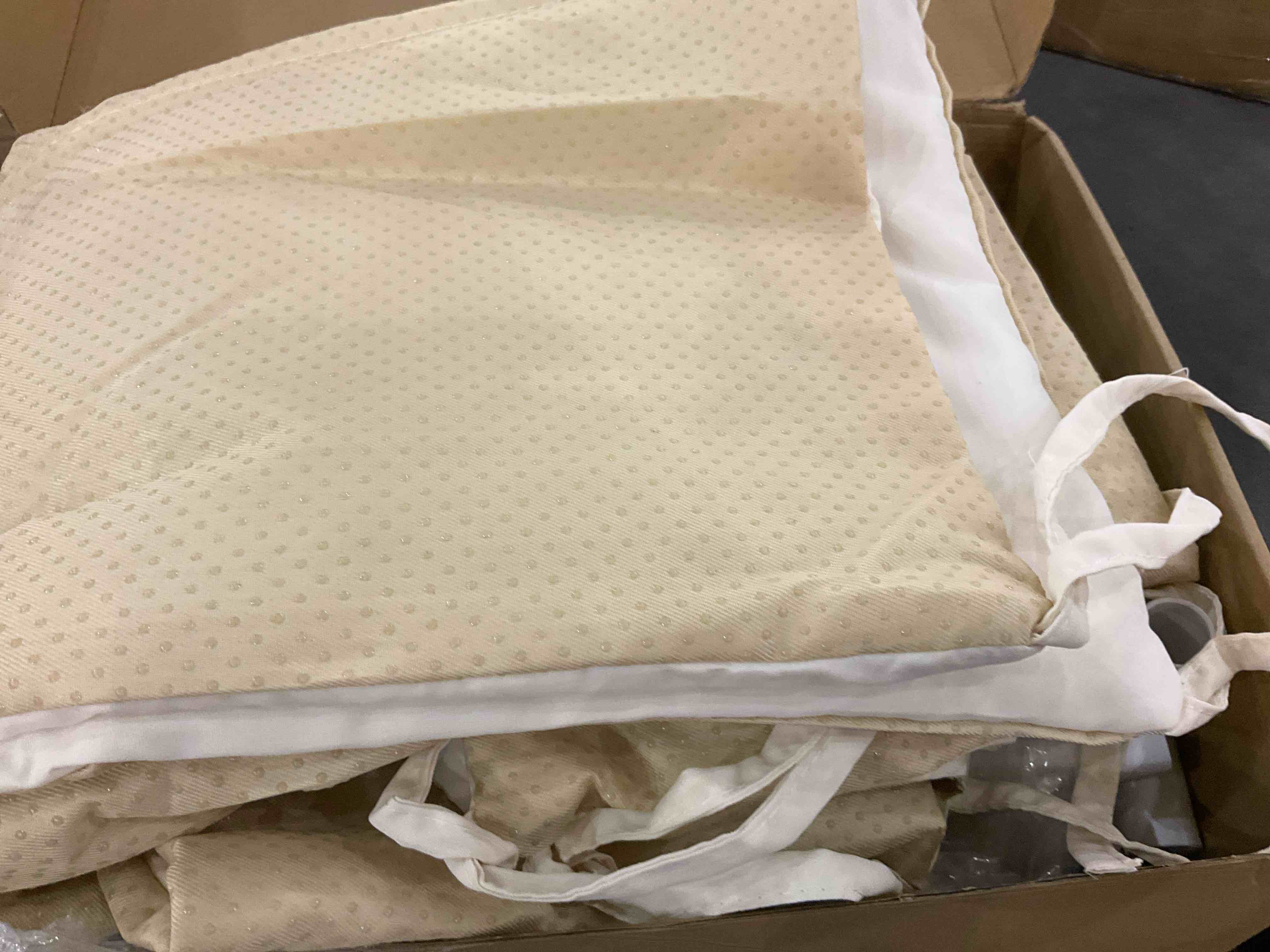 https://s3.amazonaws.com/lotting-images-prod/BargainHunt/EXS01495378_1716405771202.jpeg