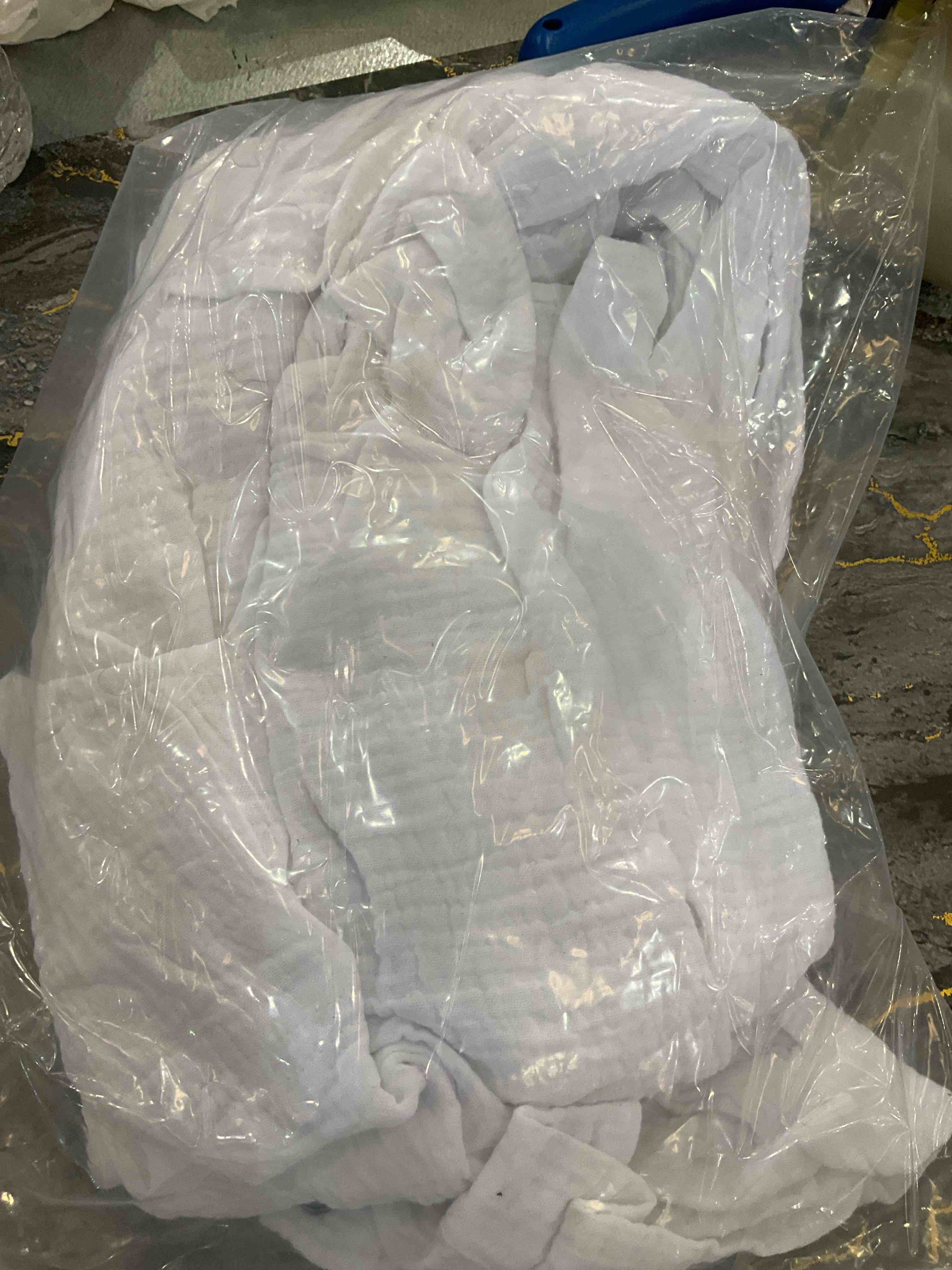 https://s3.amazonaws.com/lotting-images-prod/BargainHunt/EXS01496785_1716475549144.jpeg