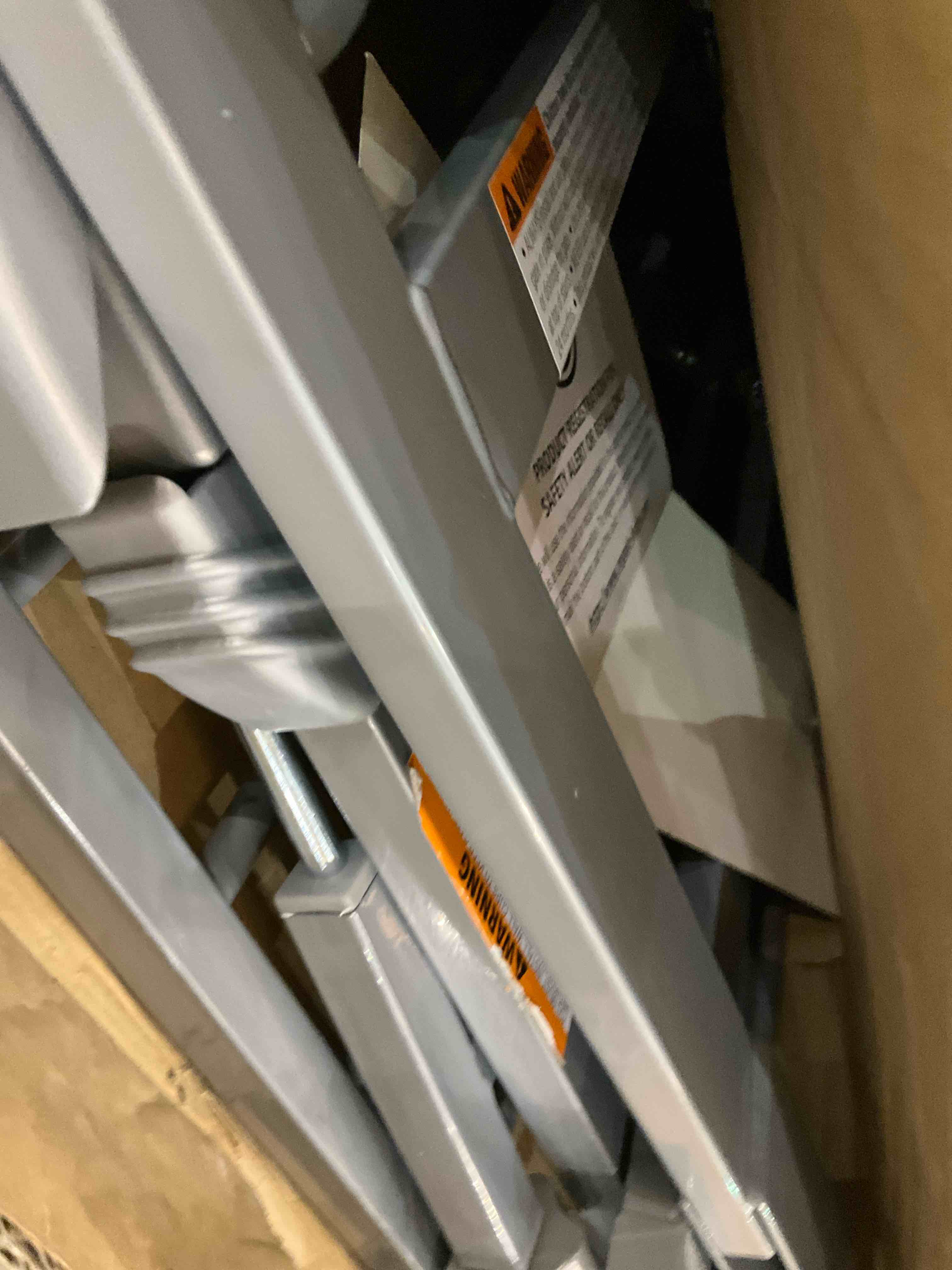 https://s3.amazonaws.com/lotting-images-prod/BargainHunt/EXS01497489_1716400445994.jpeg