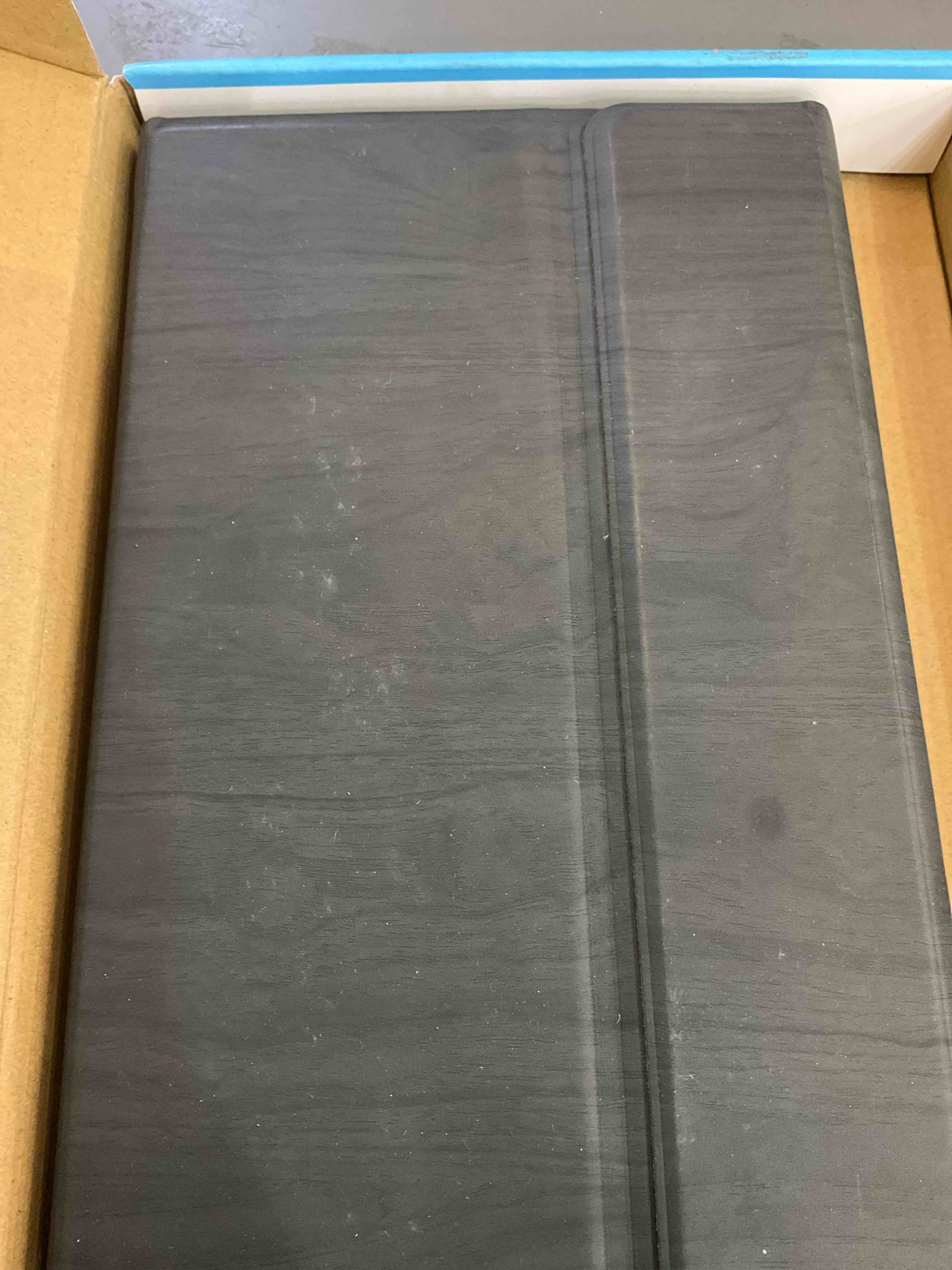 https://s3.amazonaws.com/lotting-images-prod/BargainHunt/EXS01498072_1716994688563.jpeg
