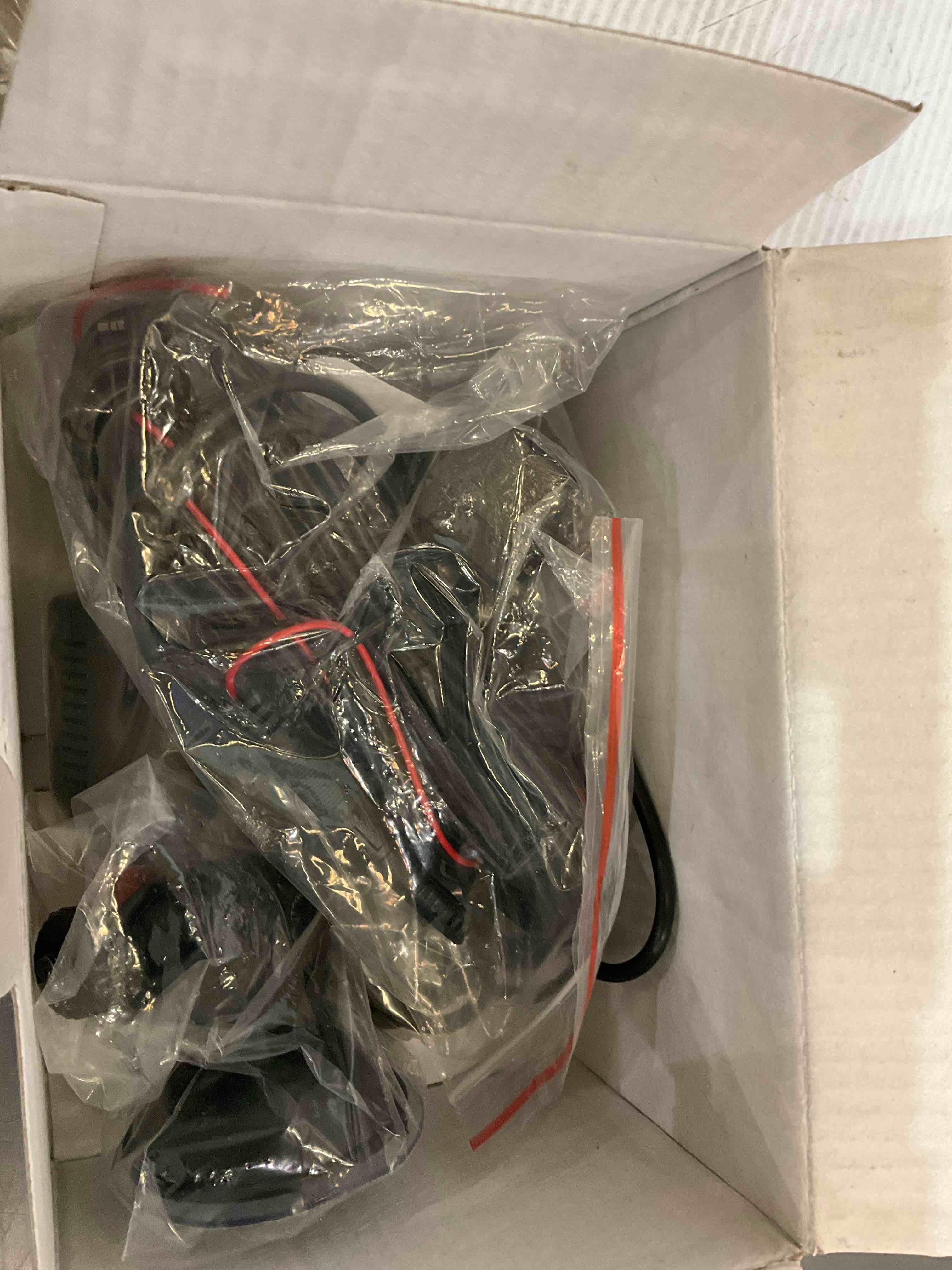 https://s3.amazonaws.com/lotting-images-prod/BargainHunt/EXS01498209_1717081069993.jpeg