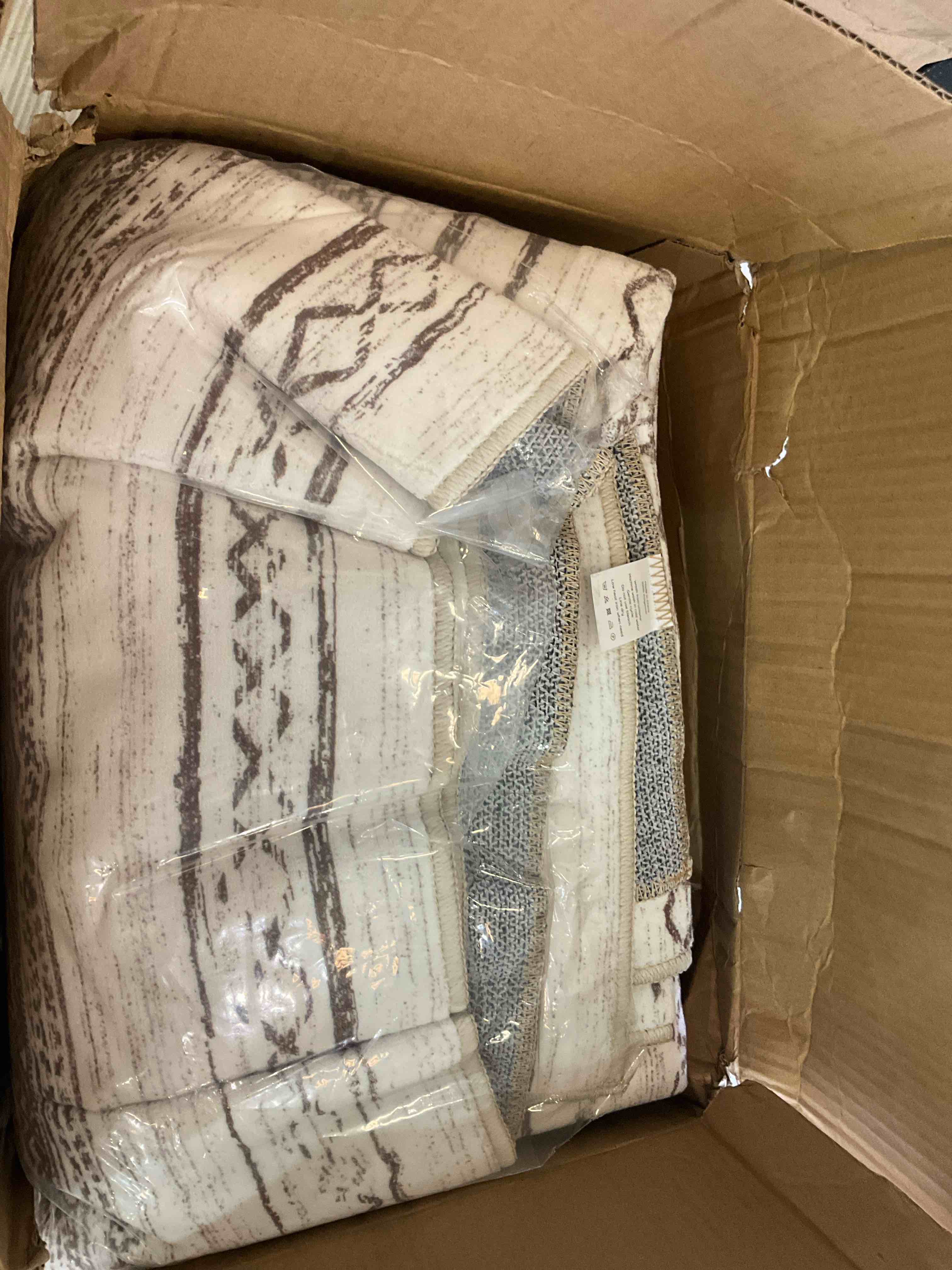 https://s3.amazonaws.com/lotting-images-prod/BargainHunt/EXS01498378_1717700160044.jpeg