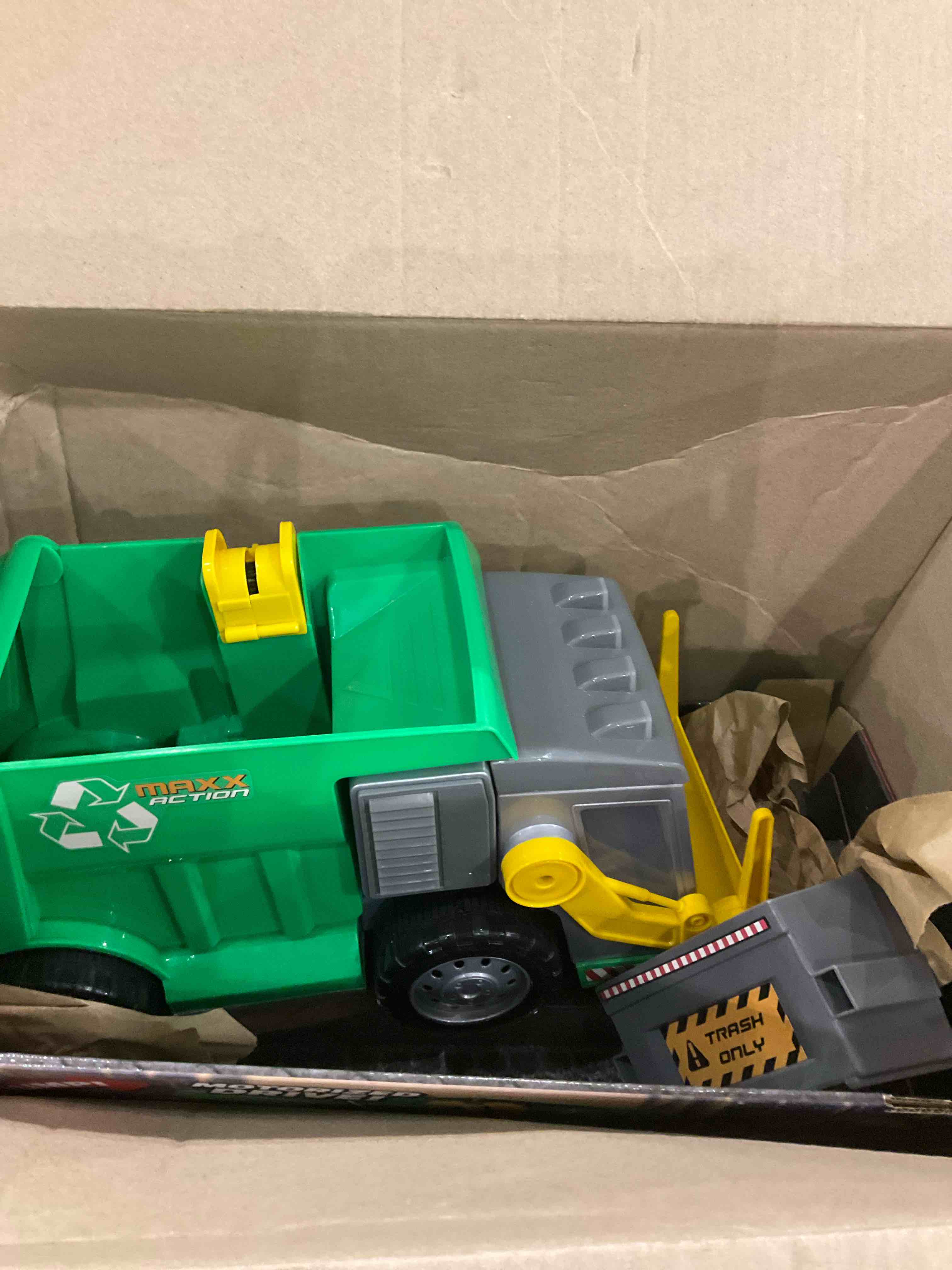 https://s3.amazonaws.com/lotting-images-prod/BargainHunt/EXS01499726_1717156333362.jpeg