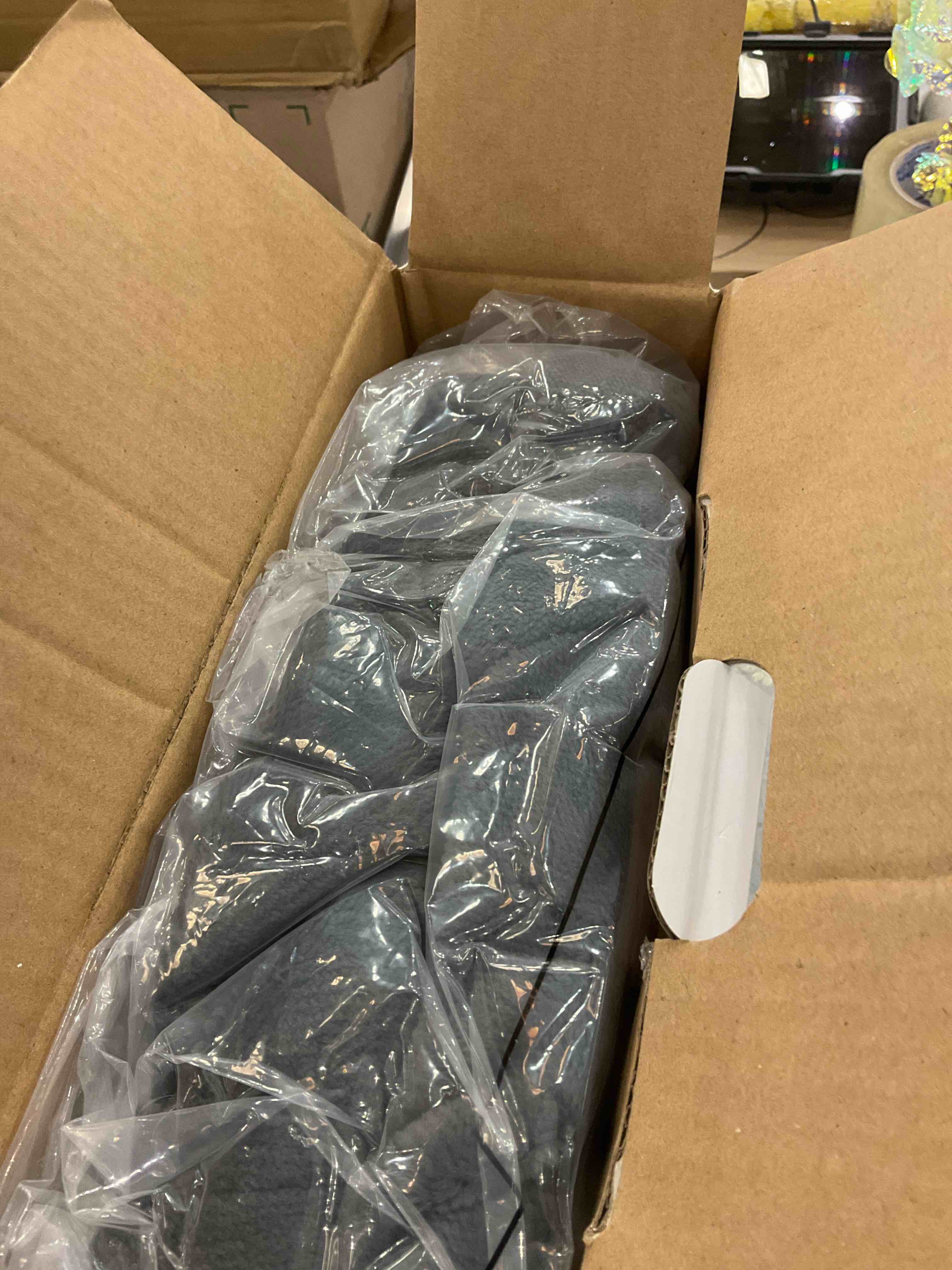 https://s3.amazonaws.com/lotting-images-prod/BargainHunt/EXS01499824_1717177047122.jpeg