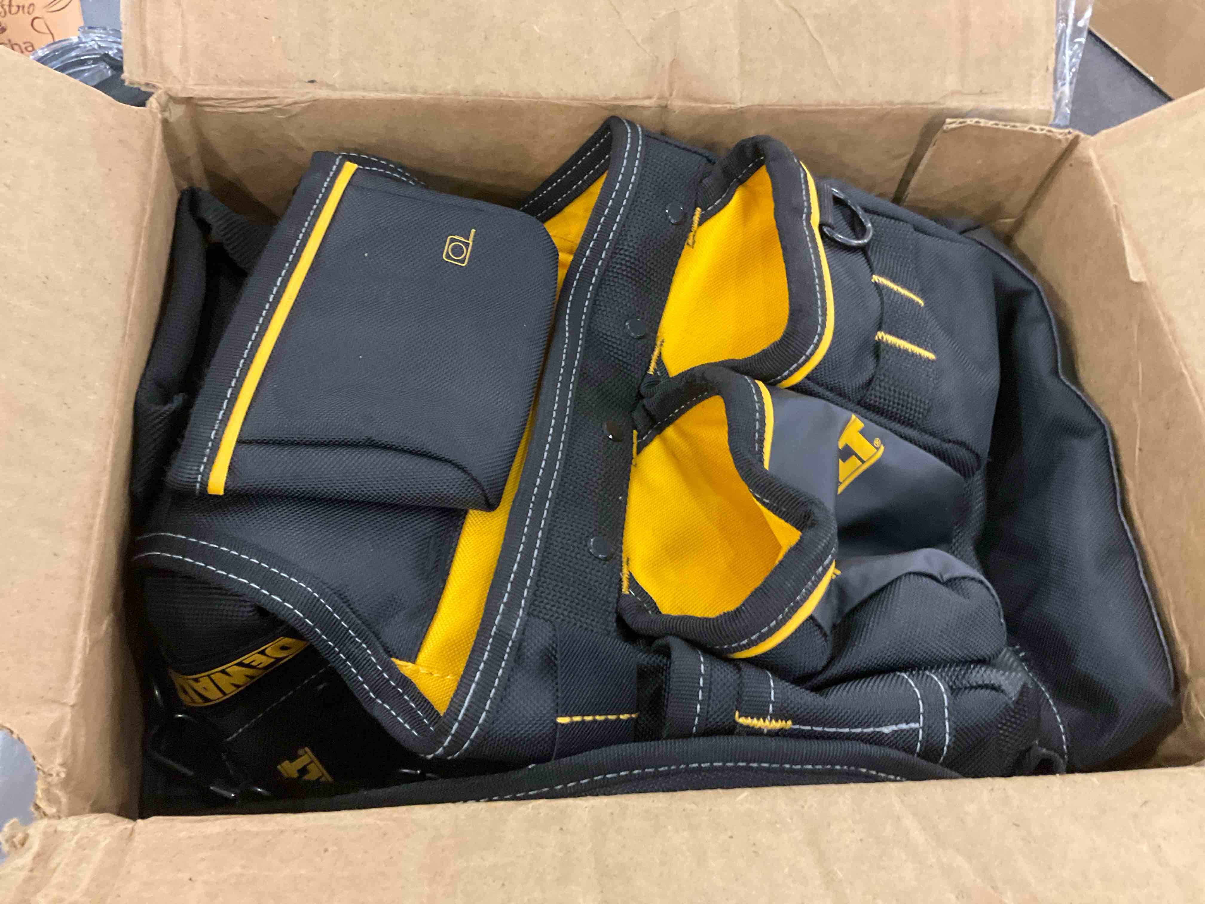 https://s3.amazonaws.com/lotting-images-prod/BargainHunt/EXS01501153_1717673159475.jpeg