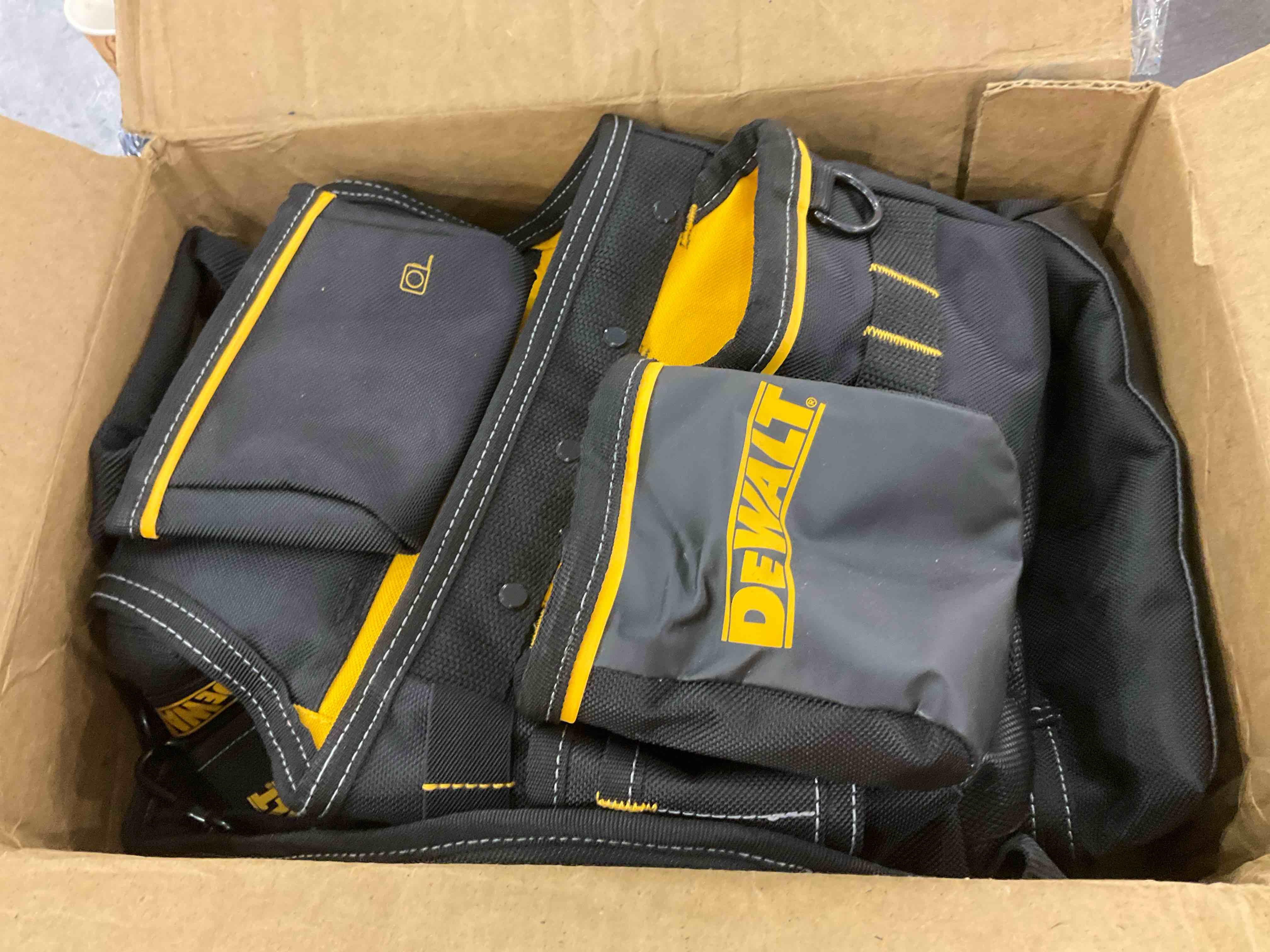 https://s3.amazonaws.com/lotting-images-prod/BargainHunt/EXS01501153_1717673166292.jpeg