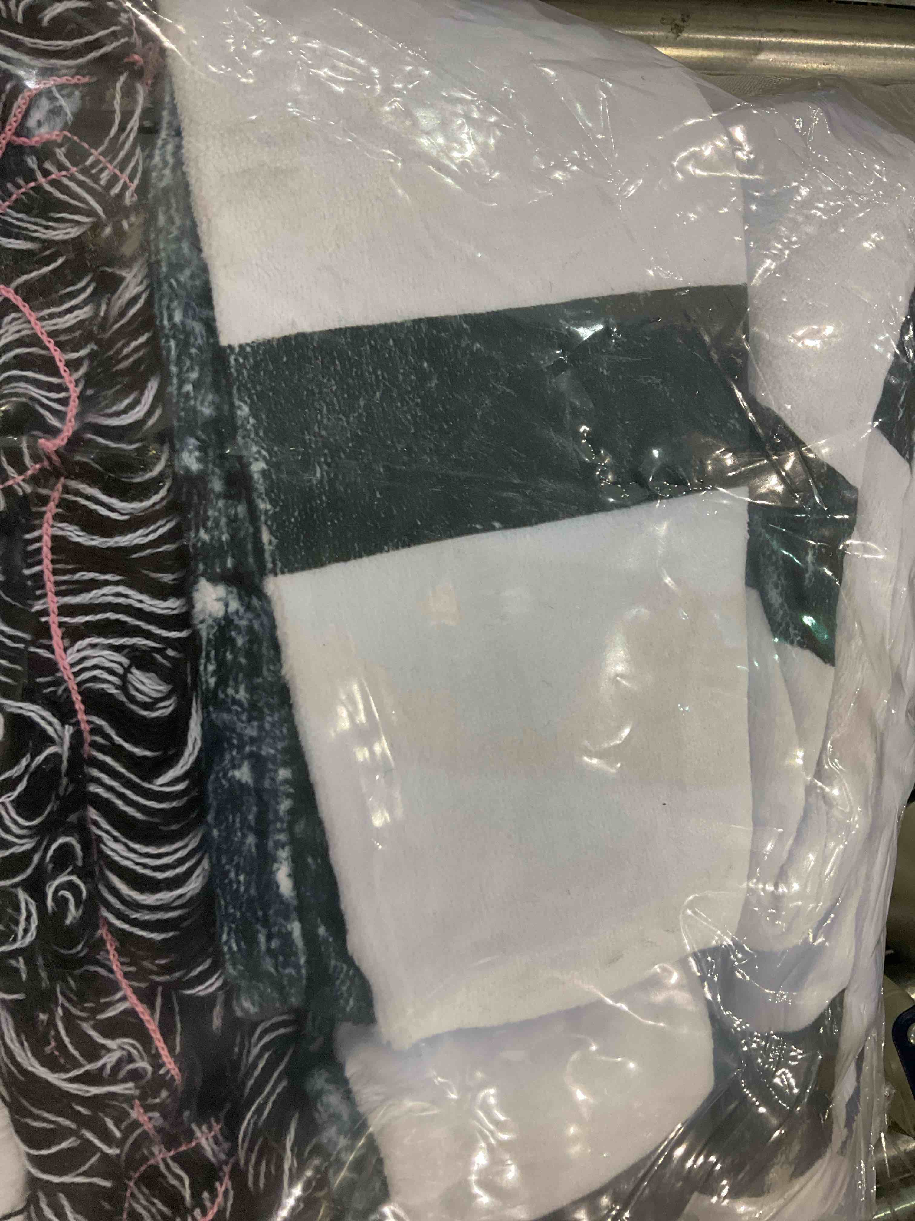 https://s3.amazonaws.com/lotting-images-prod/BargainHunt/EXS01501514_1716464080409.jpeg