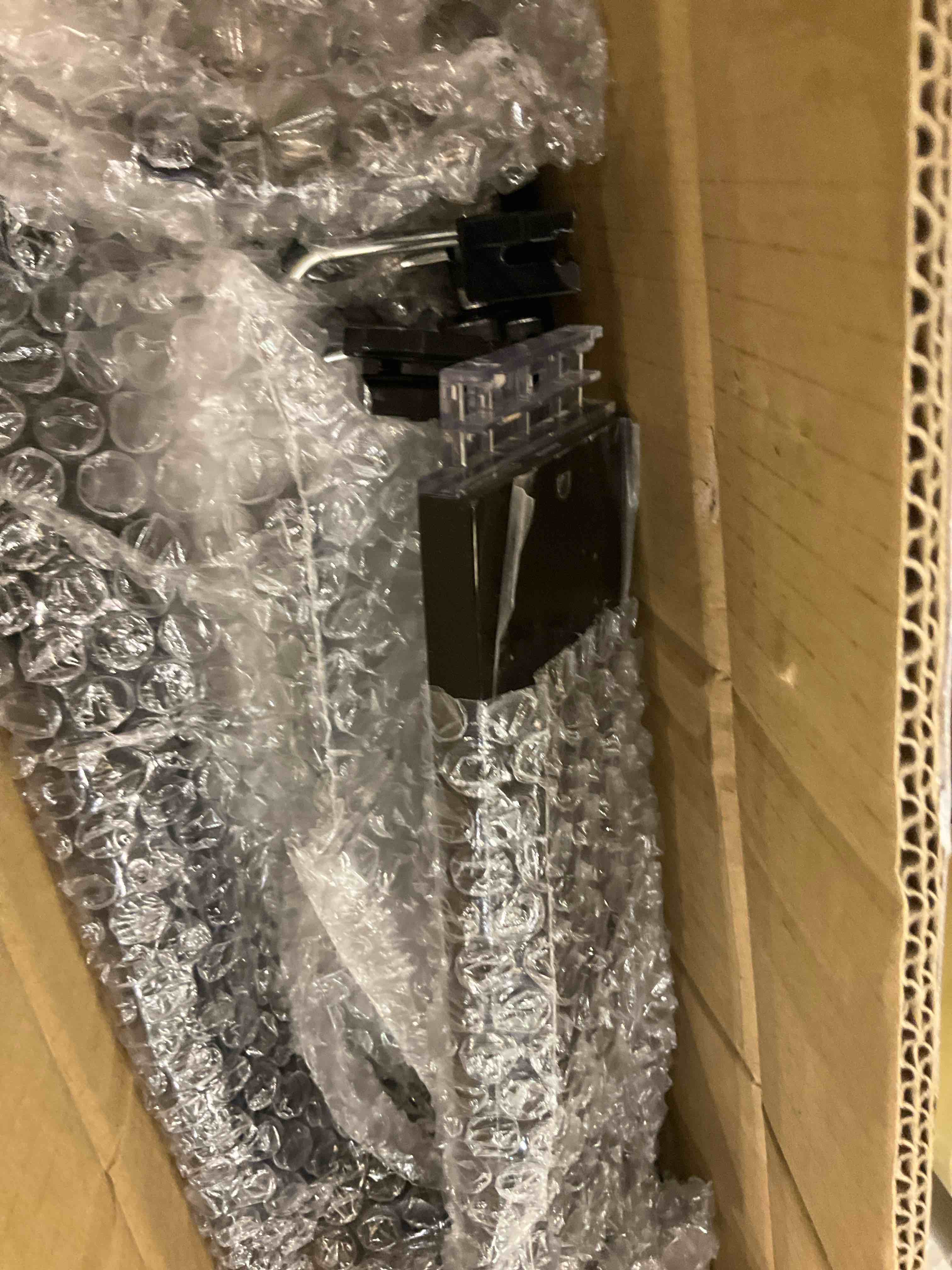 https://s3.amazonaws.com/lotting-images-prod/BargainHunt/EXS01501547_1716472741571.jpeg