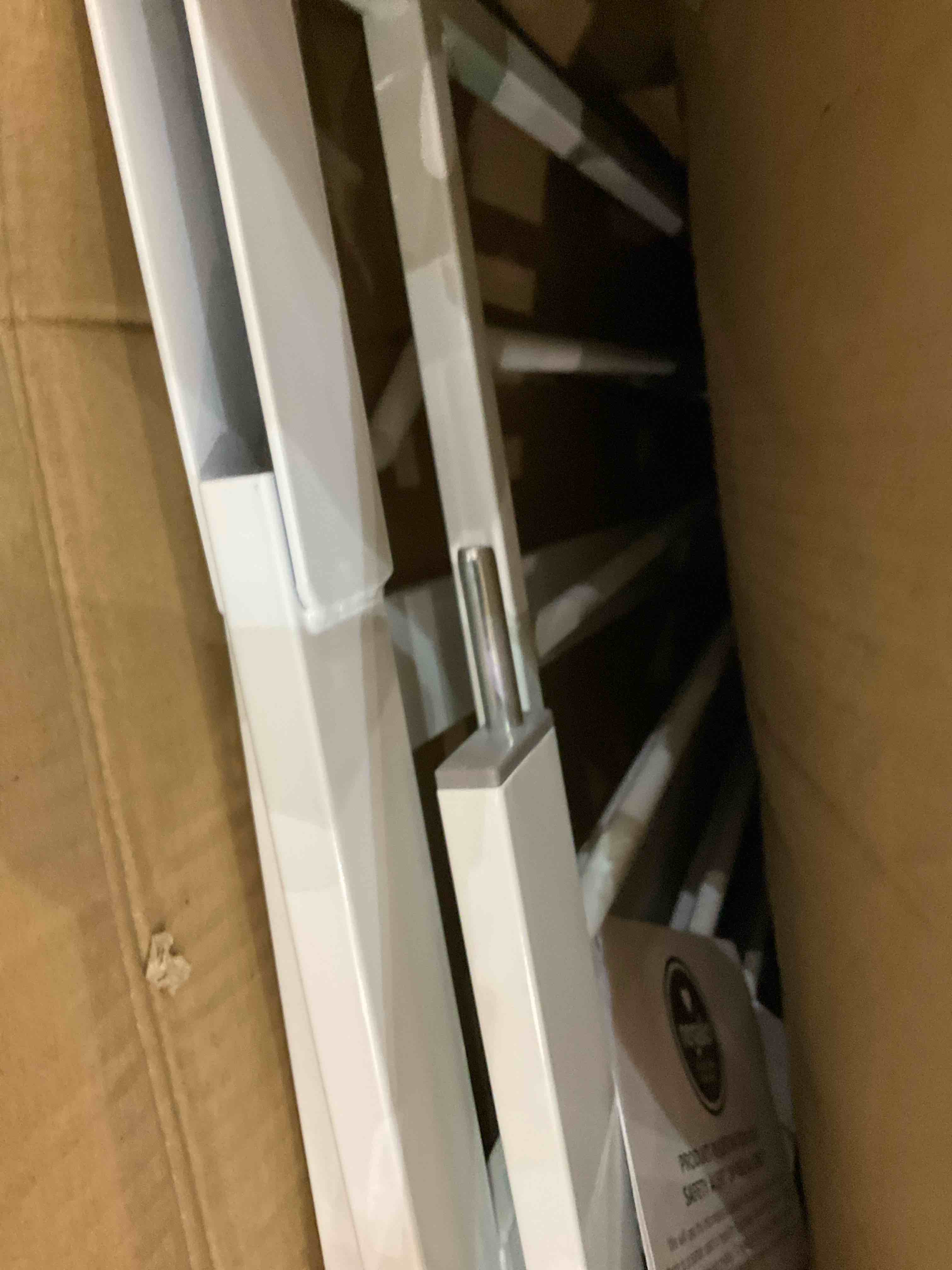 https://s3.amazonaws.com/lotting-images-prod/BargainHunt/EXS01501616_1716491356739.jpeg