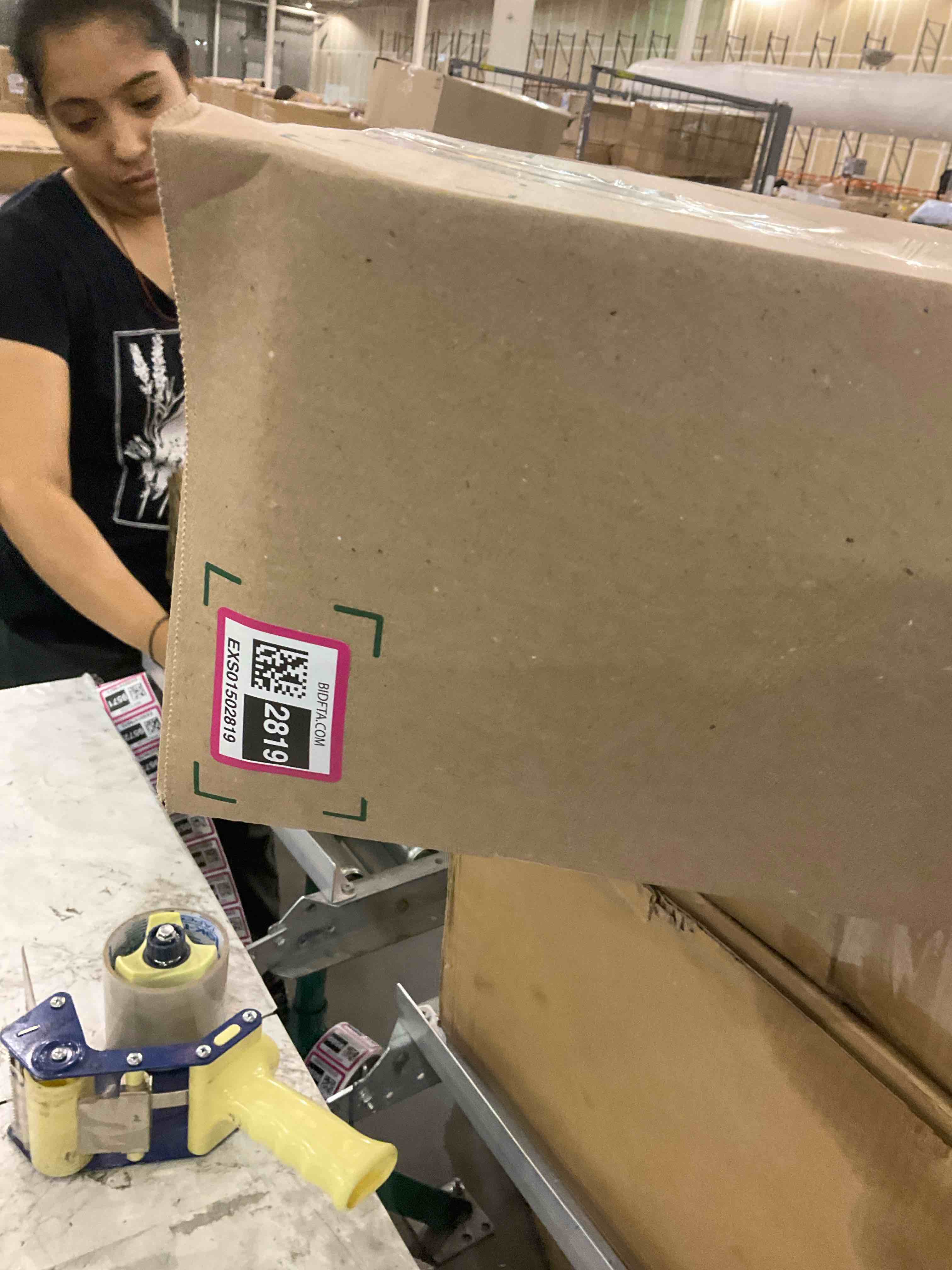 https://s3.amazonaws.com/lotting-images-prod/BargainHunt/EXS01502819_1717510189464.jpeg
