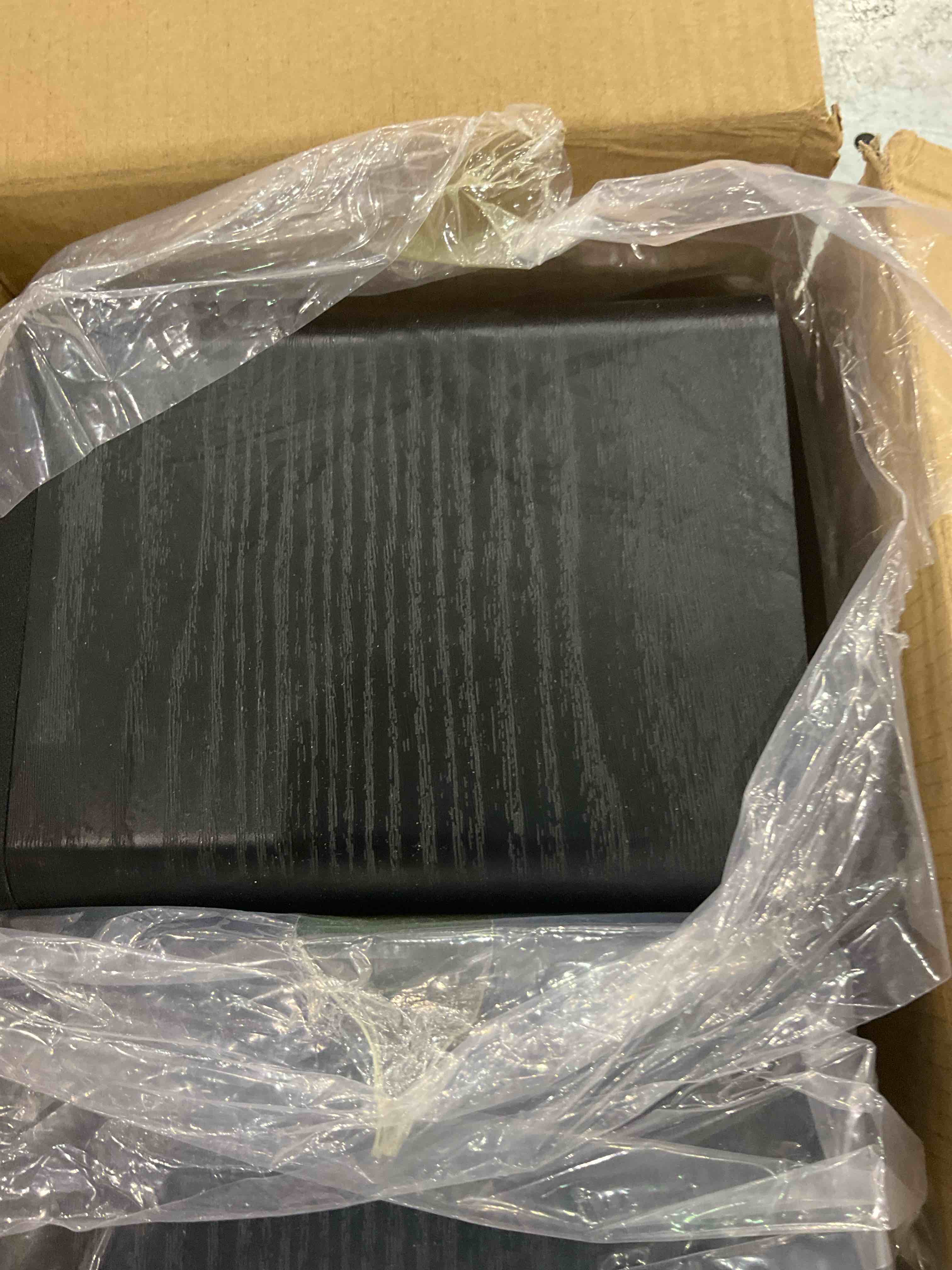 https://s3.amazonaws.com/lotting-images-prod/BargainHunt/EXS01503519_1716897510078.jpeg