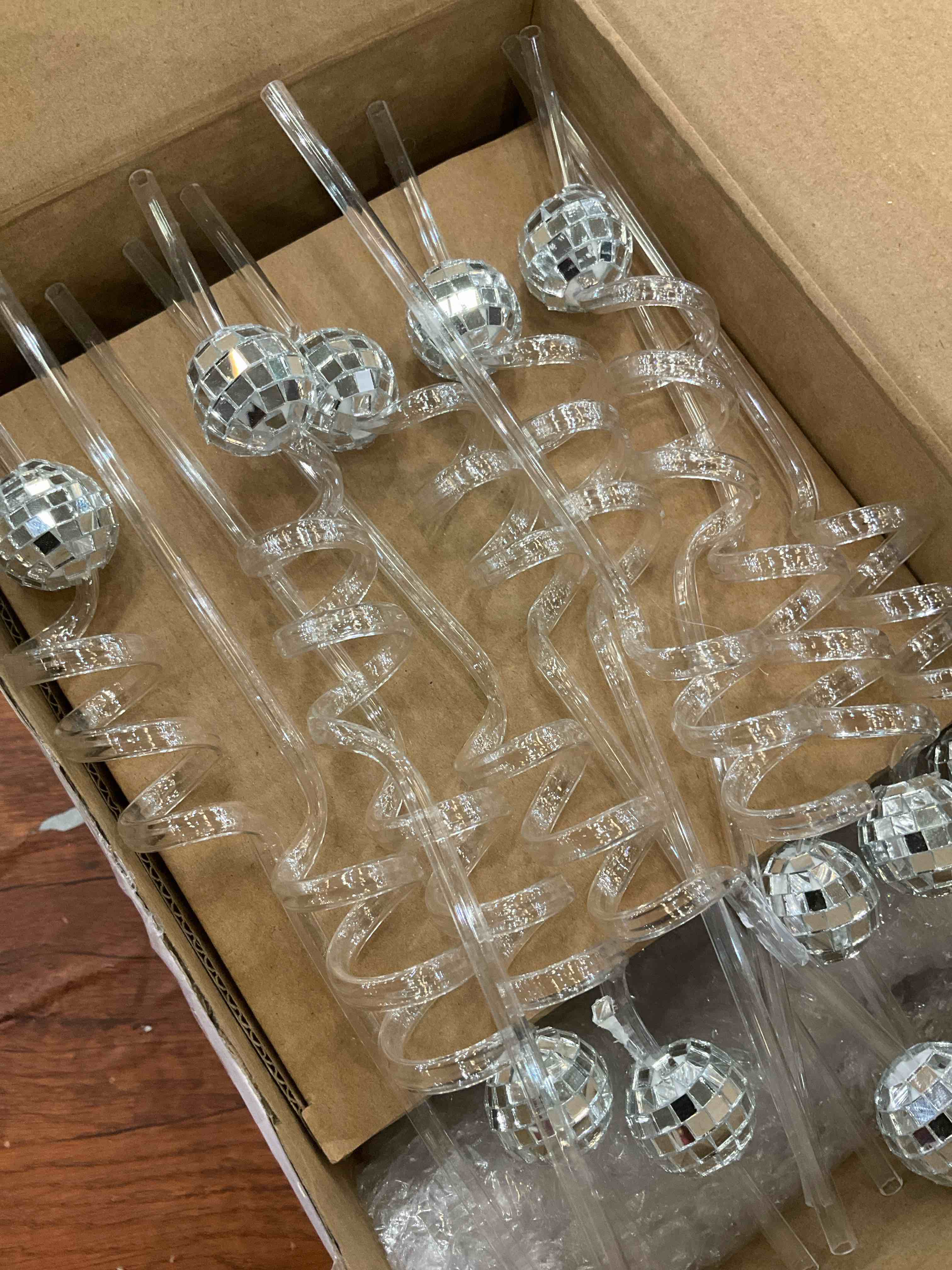 https://s3.amazonaws.com/lotting-images-prod/BargainHunt/EXS01505006_1716475898702.jpeg