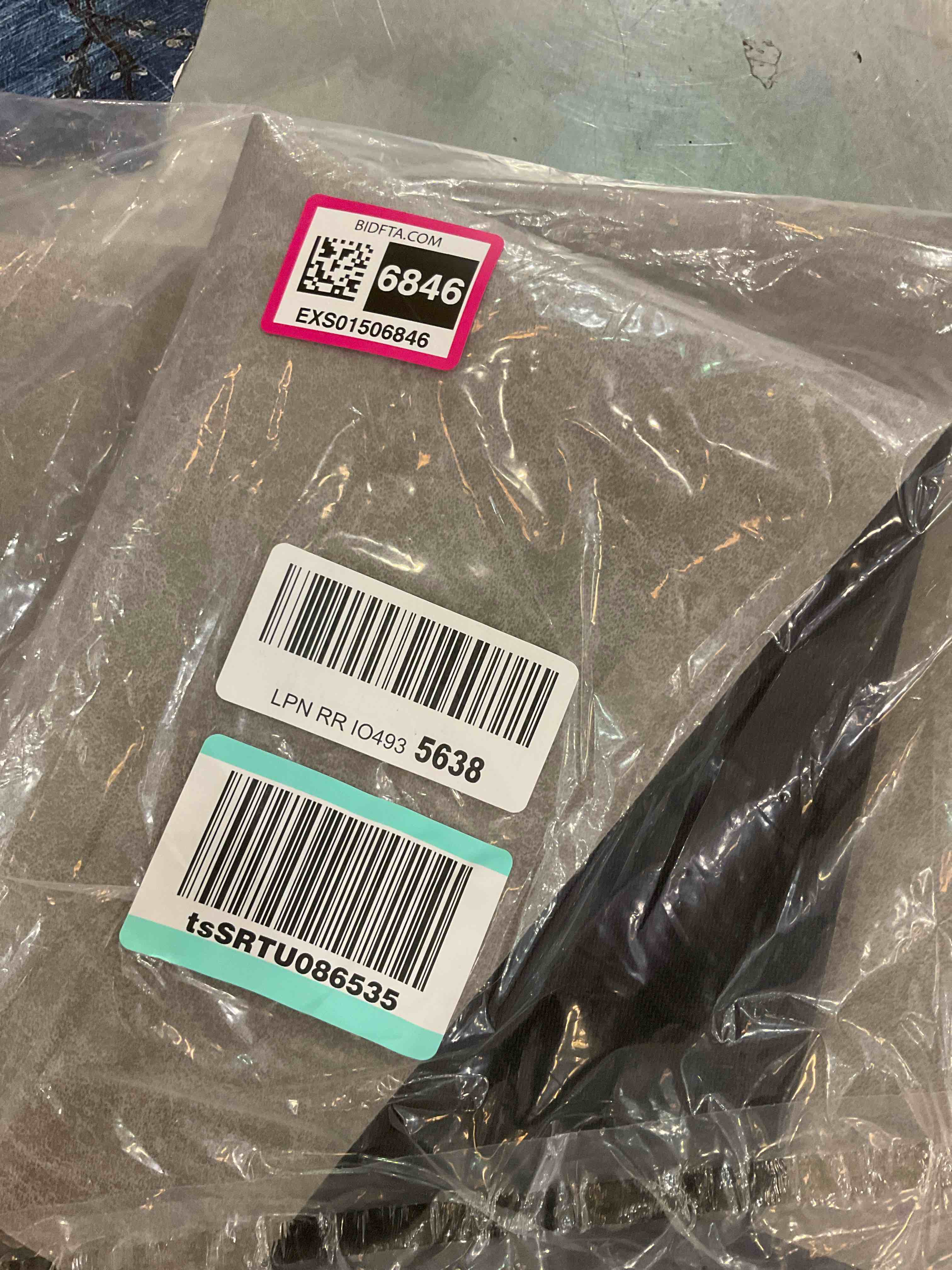 https://s3.amazonaws.com/lotting-images-prod/BargainHunt/EXS01506846_1716216026369.jpeg