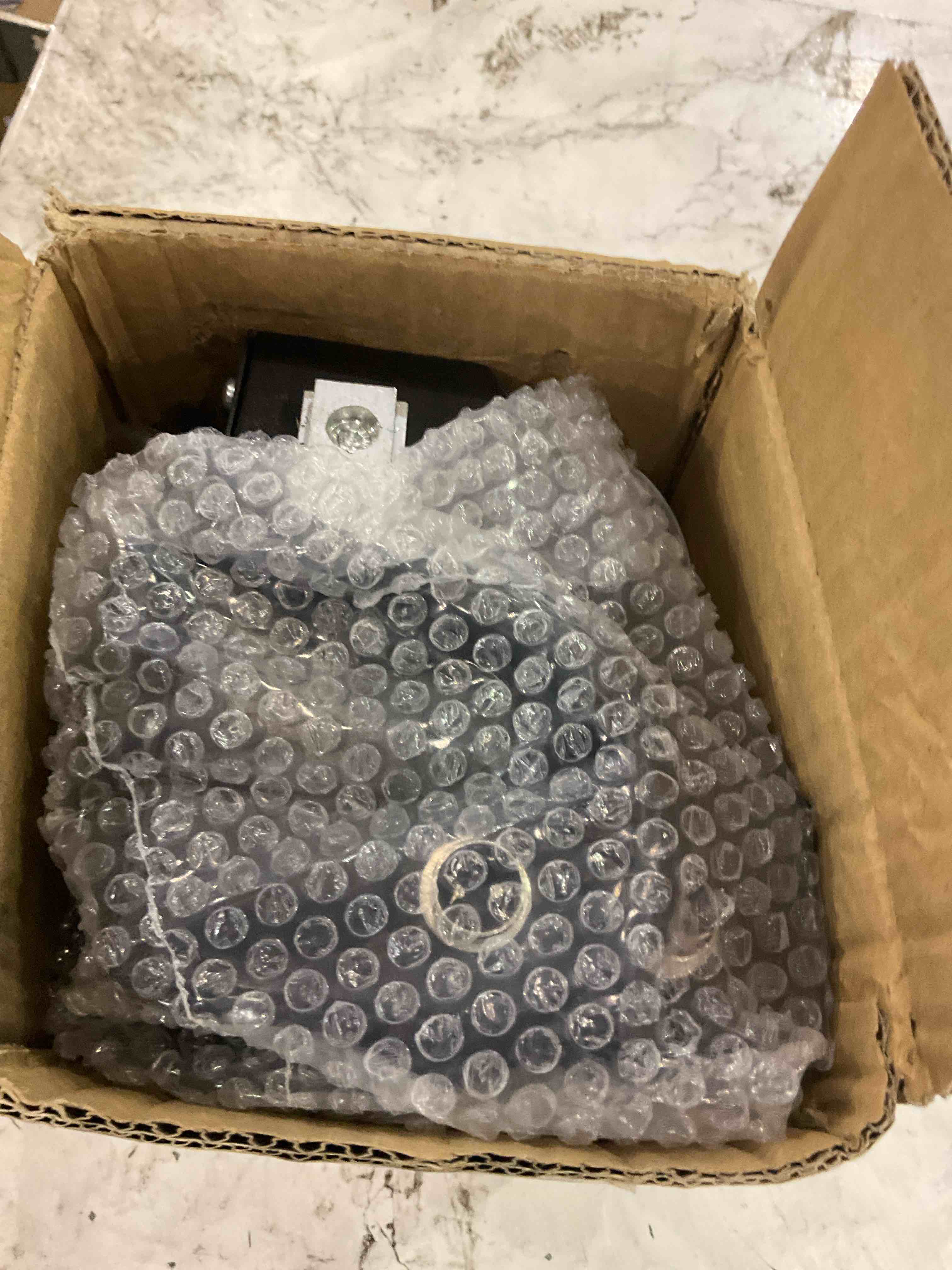 https://s3.amazonaws.com/lotting-images-prod/BargainHunt/EXS01507187_1716895286984.jpeg