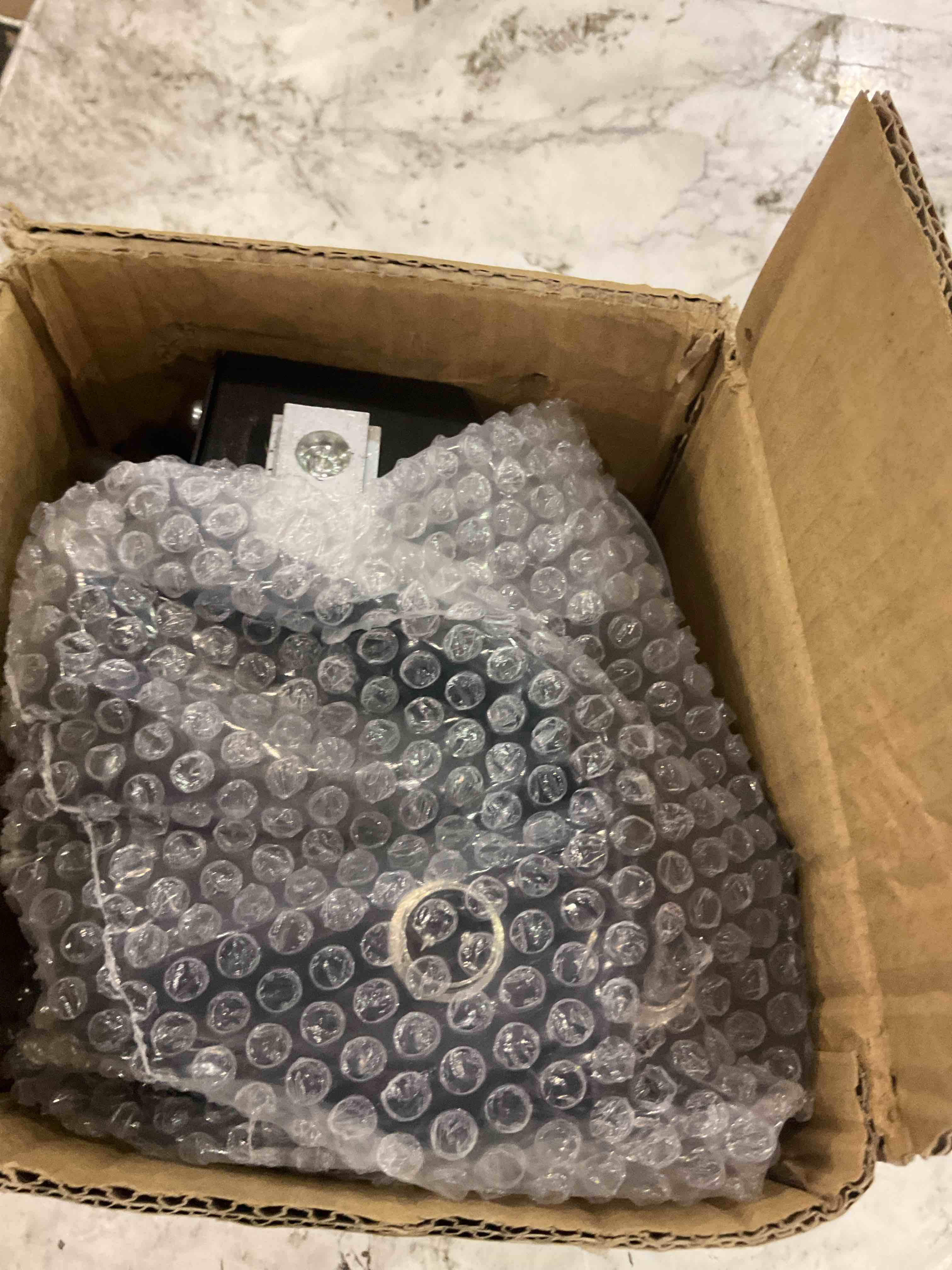https://s3.amazonaws.com/lotting-images-prod/BargainHunt/EXS01507187_1716895288321.jpeg