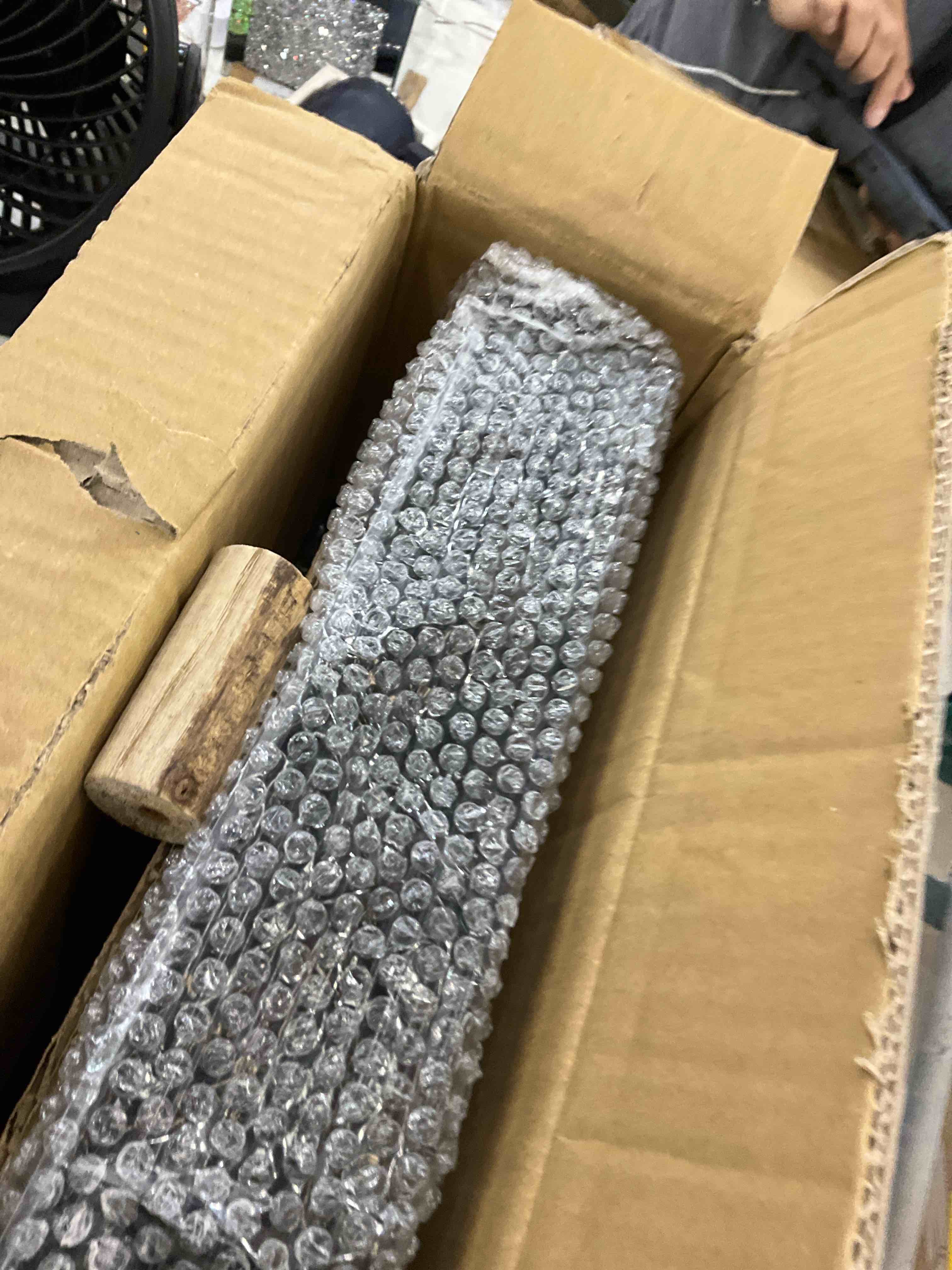 https://s3.amazonaws.com/lotting-images-prod/BargainHunt/EXS01507759_1715967060159.jpeg