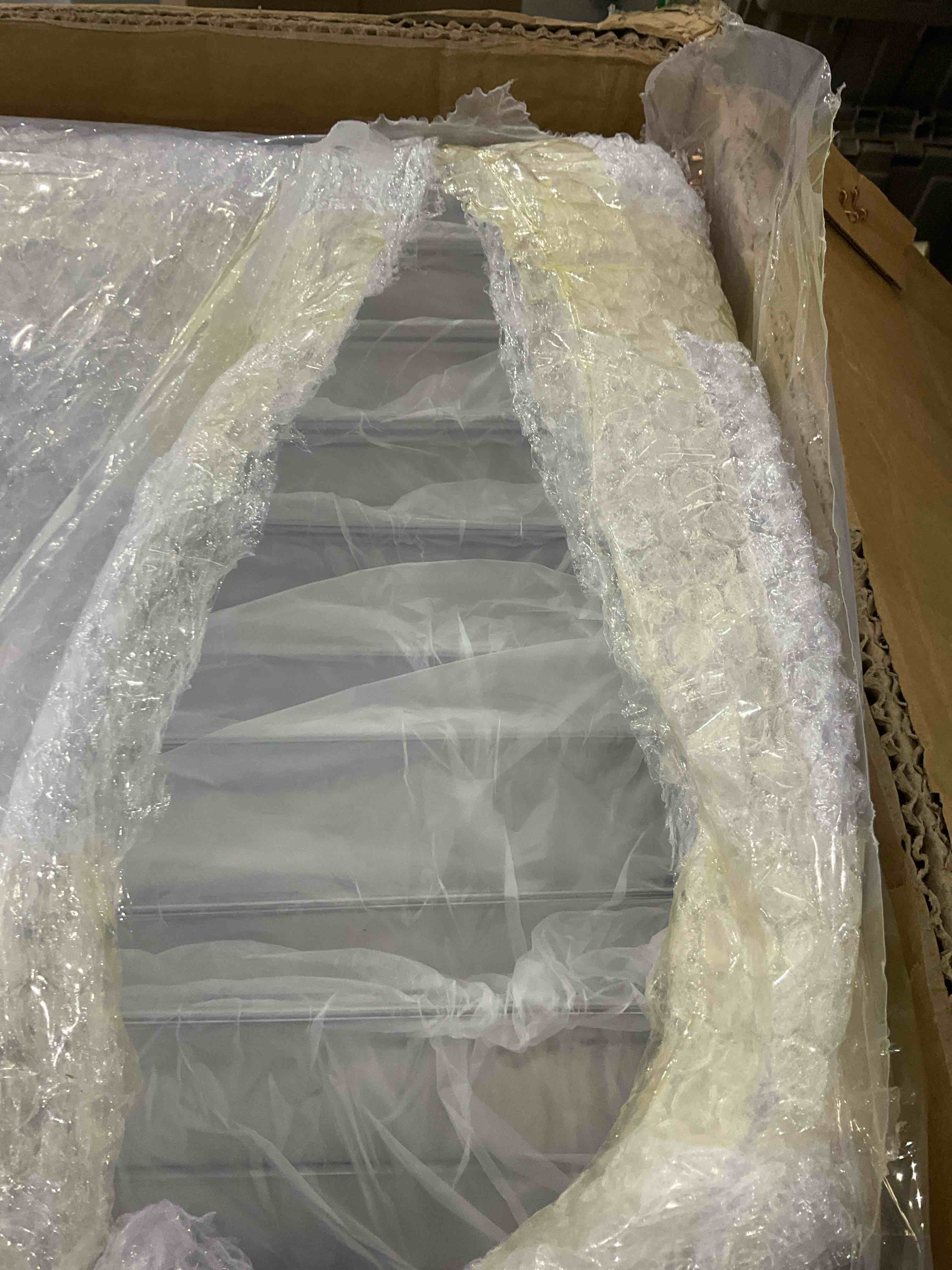 https://s3.amazonaws.com/lotting-images-prod/BargainHunt/EXS01509742_1716985383359.jpeg