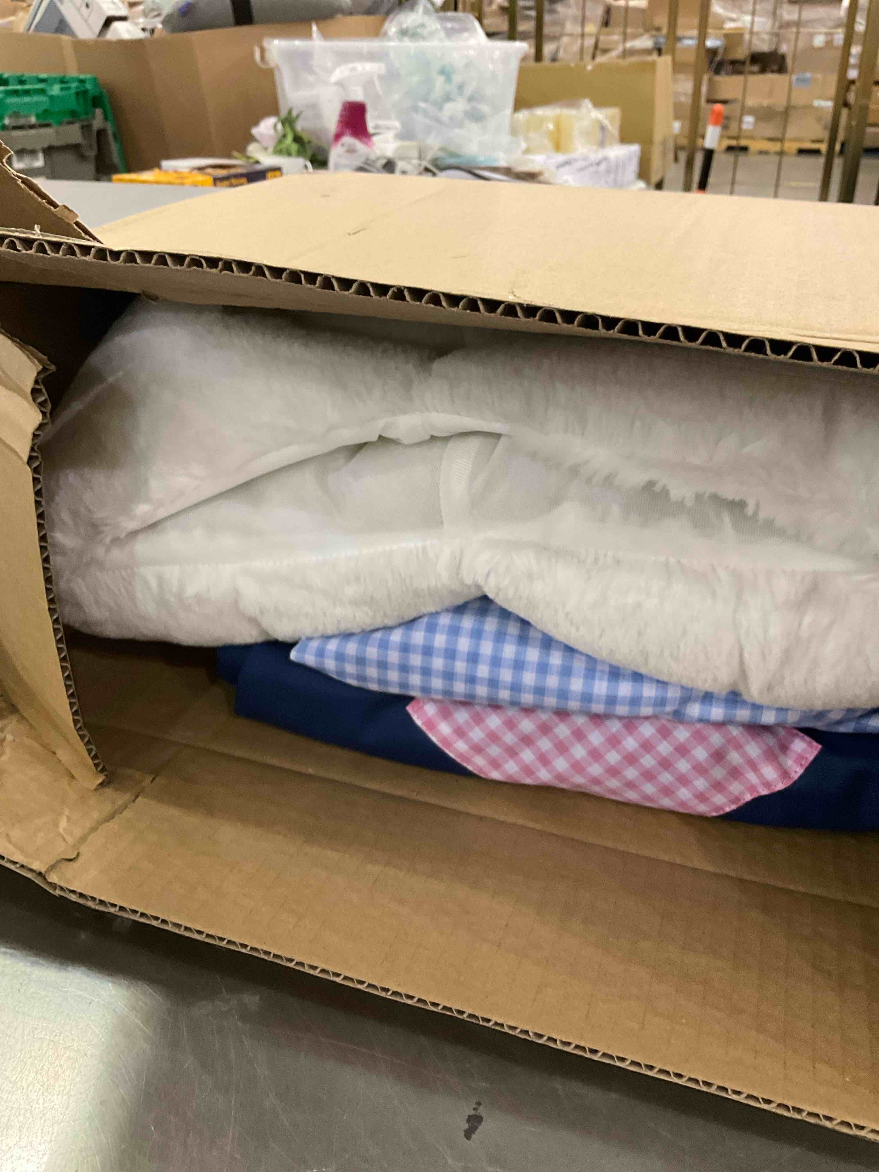 https://s3.amazonaws.com/lotting-images-prod/BargainHunt/EXS01511579_1716994349696.jpeg