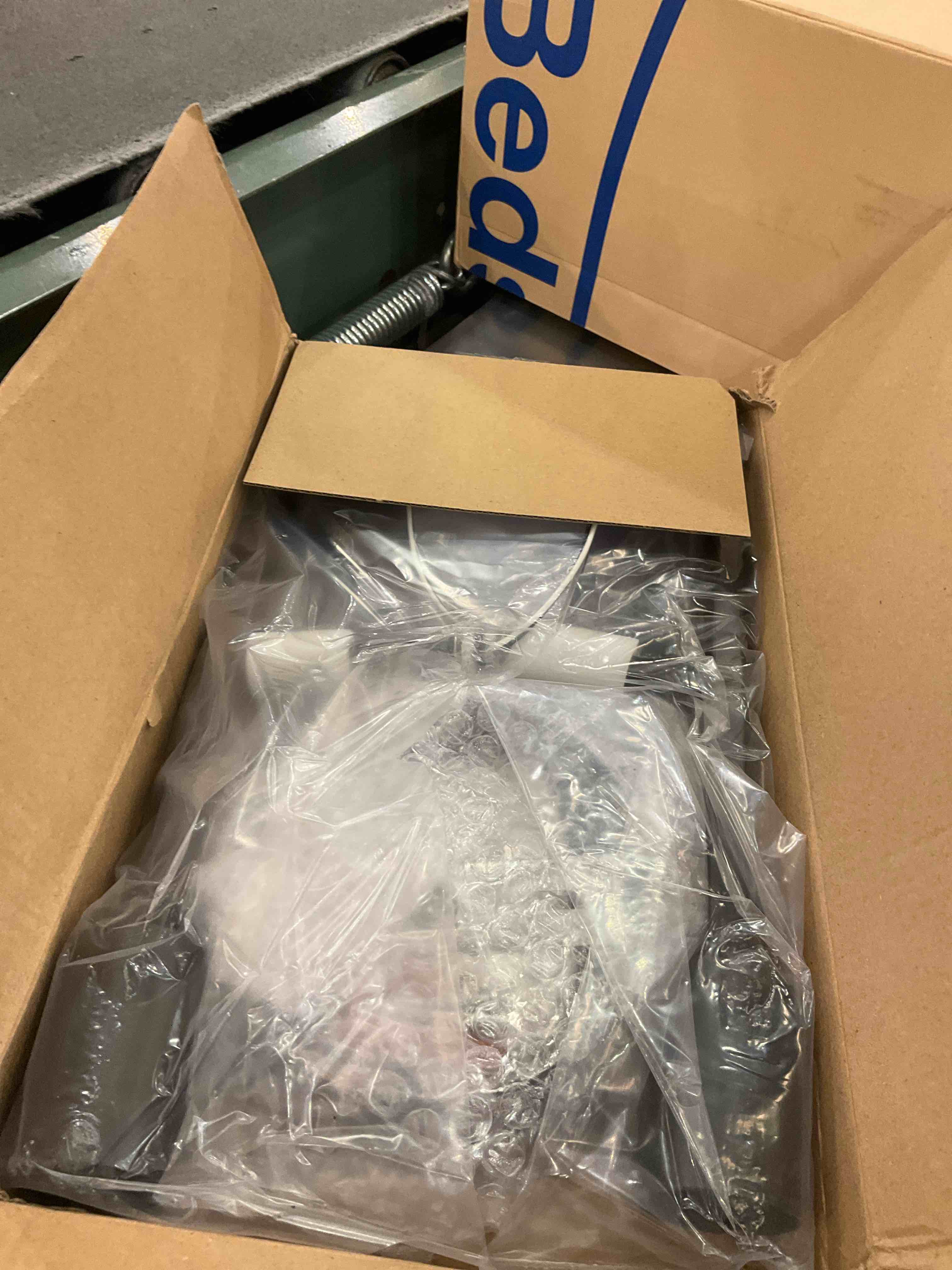 https://s3.amazonaws.com/lotting-images-prod/BargainHunt/EXS01511815_1717094817671.jpeg