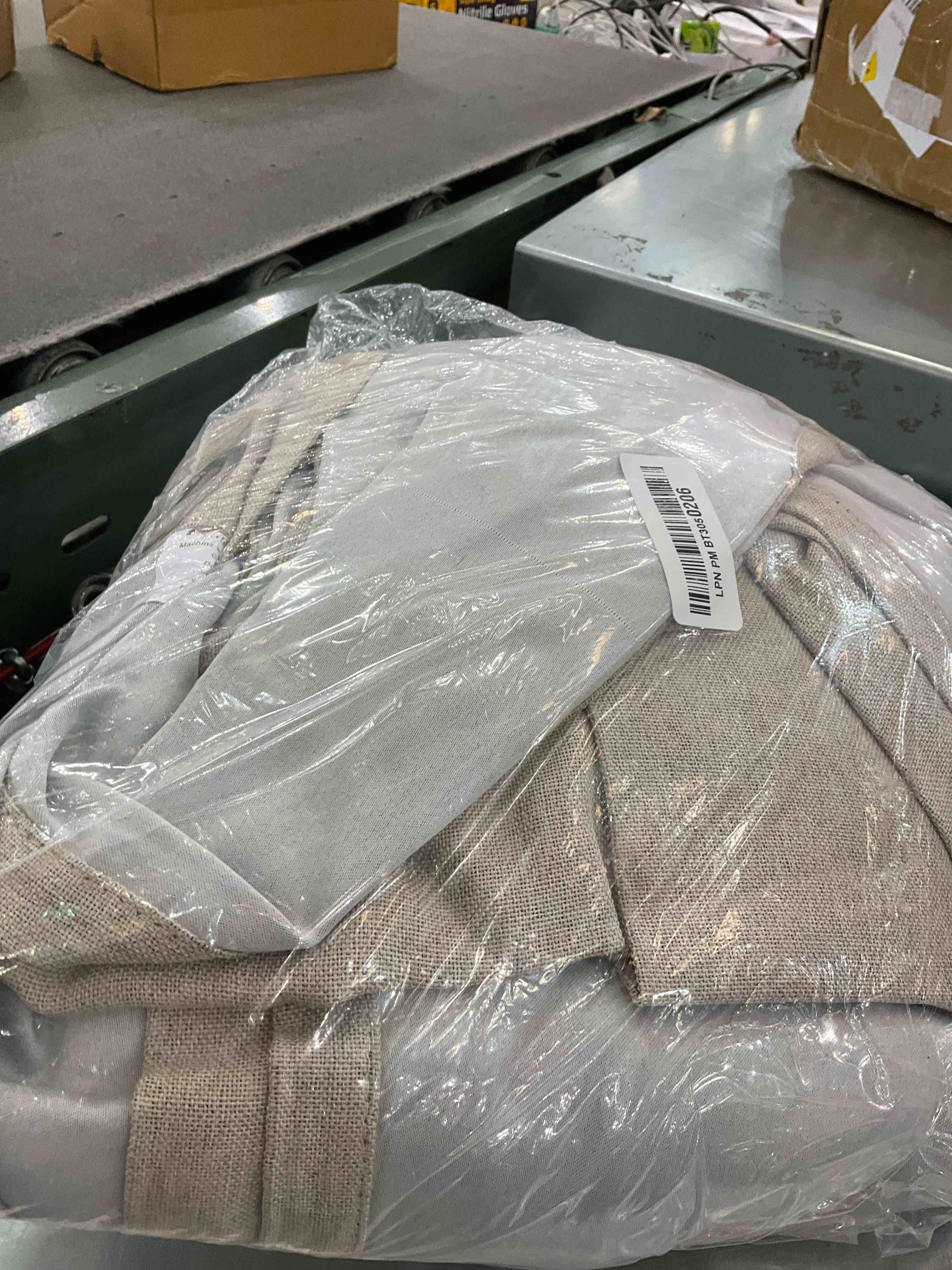 https://s3.amazonaws.com/lotting-images-prod/BargainHunt/EXS01511817_1717094923569.jpeg
