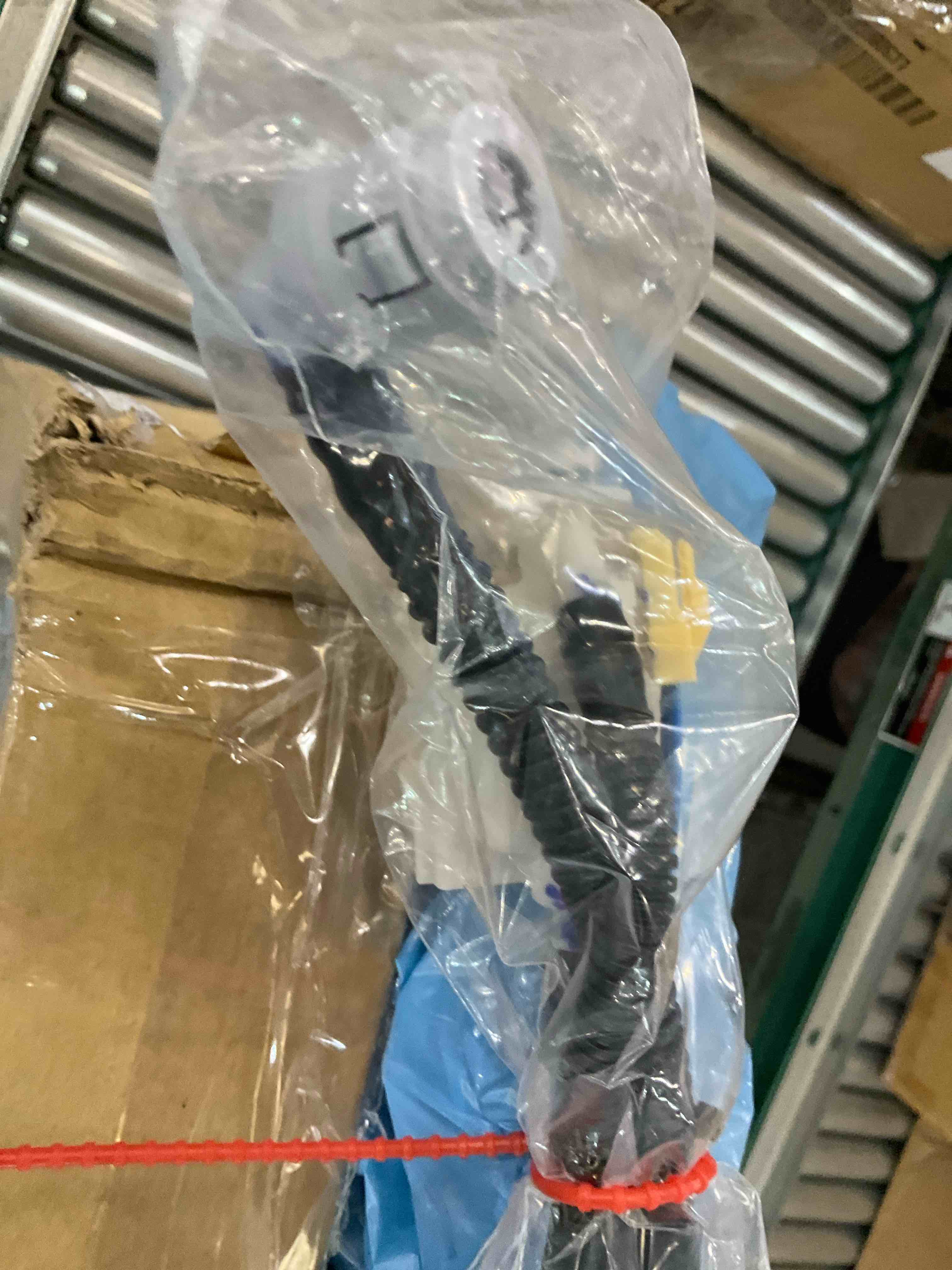https://s3.amazonaws.com/lotting-images-prod/BargainHunt/EXS01515375_1716489735242.jpeg