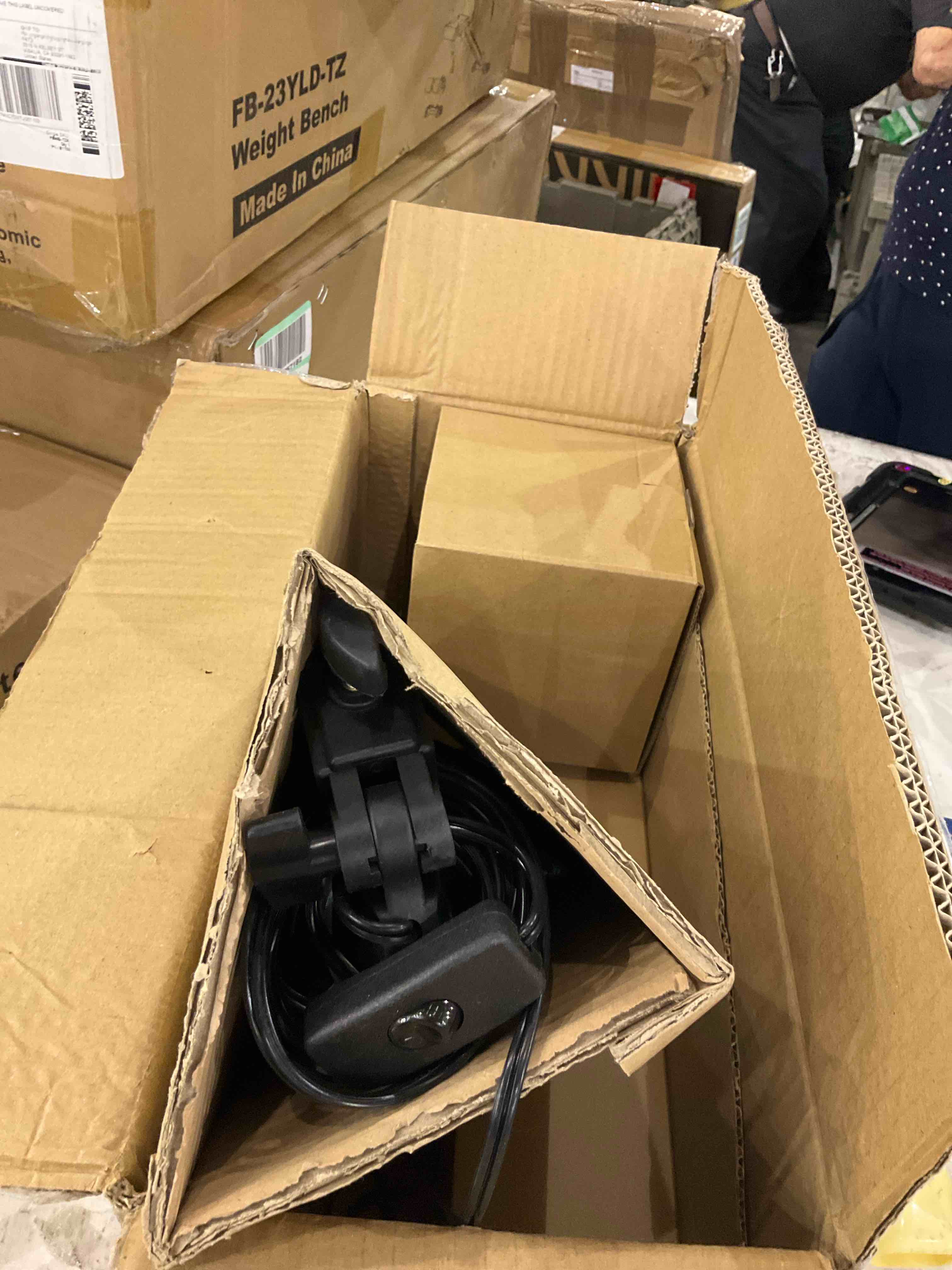 https://s3.amazonaws.com/lotting-images-prod/BargainHunt/EXS01515741_1716464883854.jpeg
