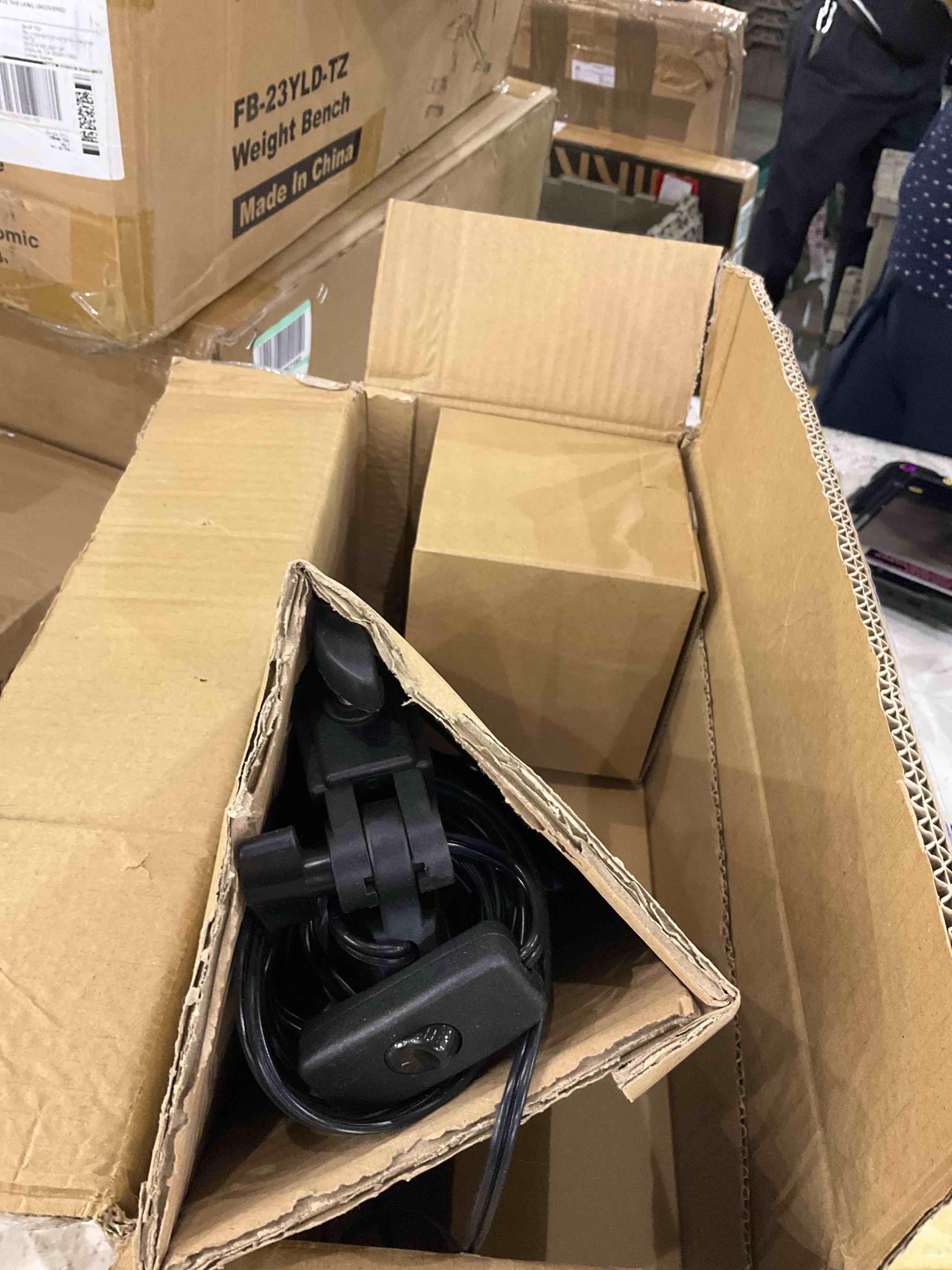 https://s3.amazonaws.com/lotting-images-prod/BargainHunt/EXS01515741_1716464884753.jpeg