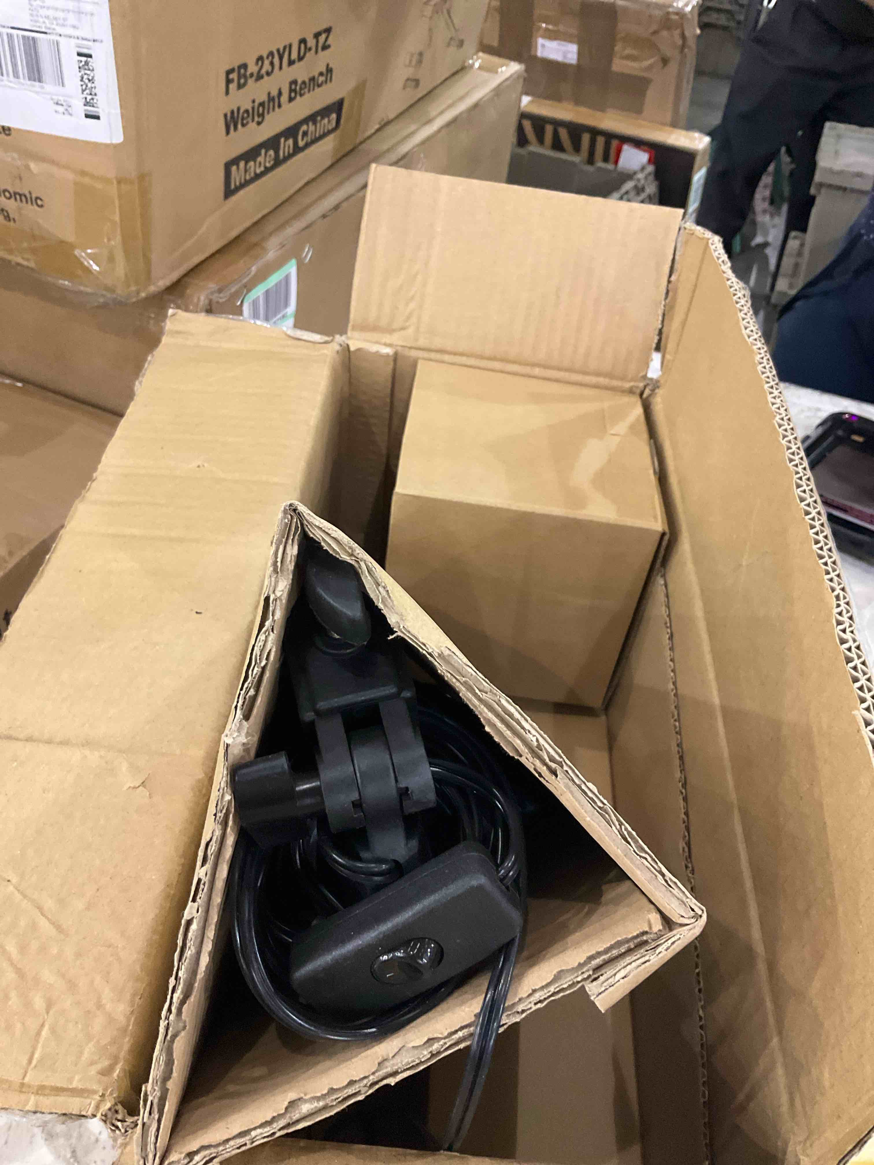 https://s3.amazonaws.com/lotting-images-prod/BargainHunt/EXS01515741_1716464885743.jpeg