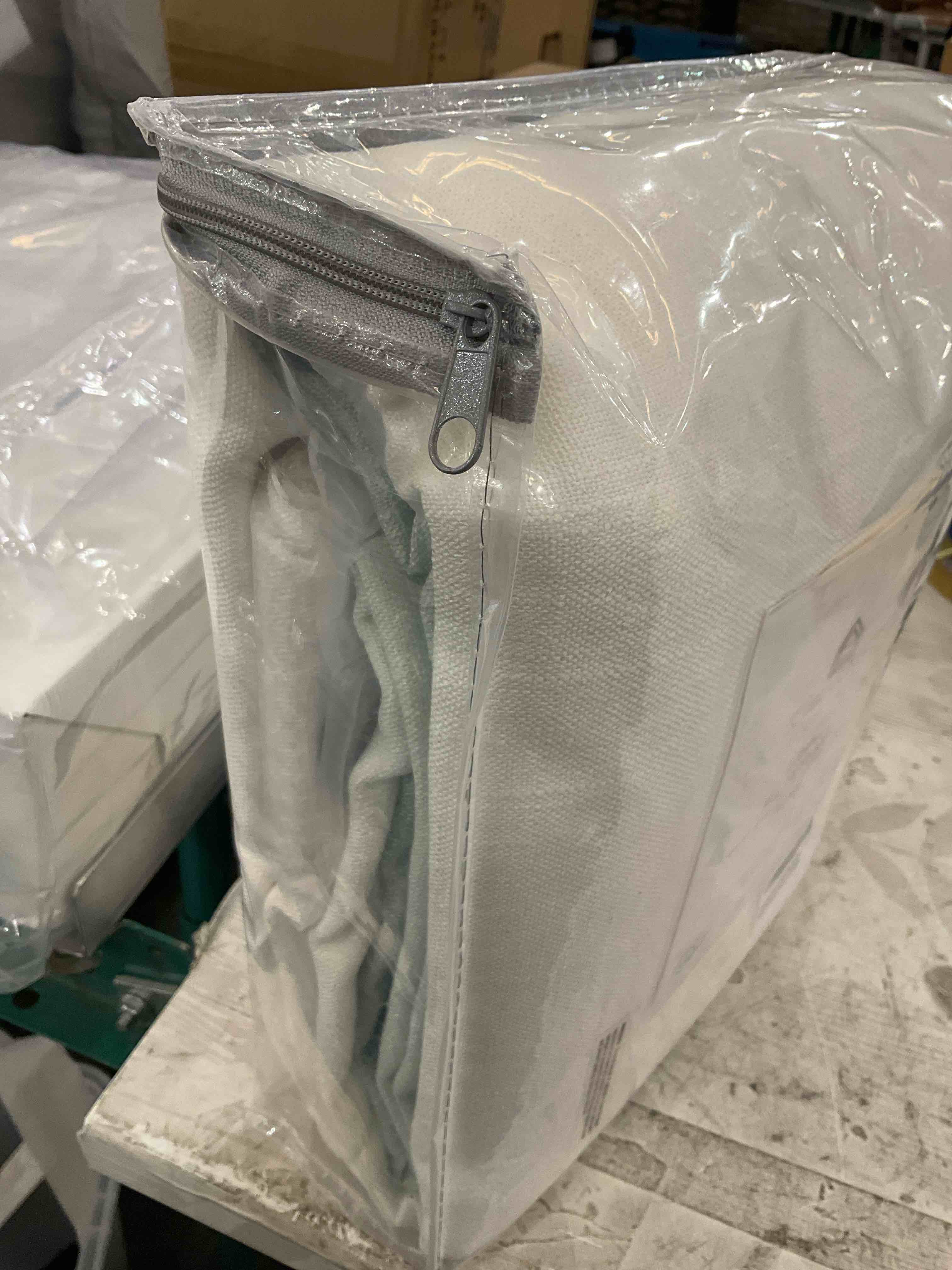 https://s3.amazonaws.com/lotting-images-prod/BargainHunt/EXS01515813_1716473821231.jpeg