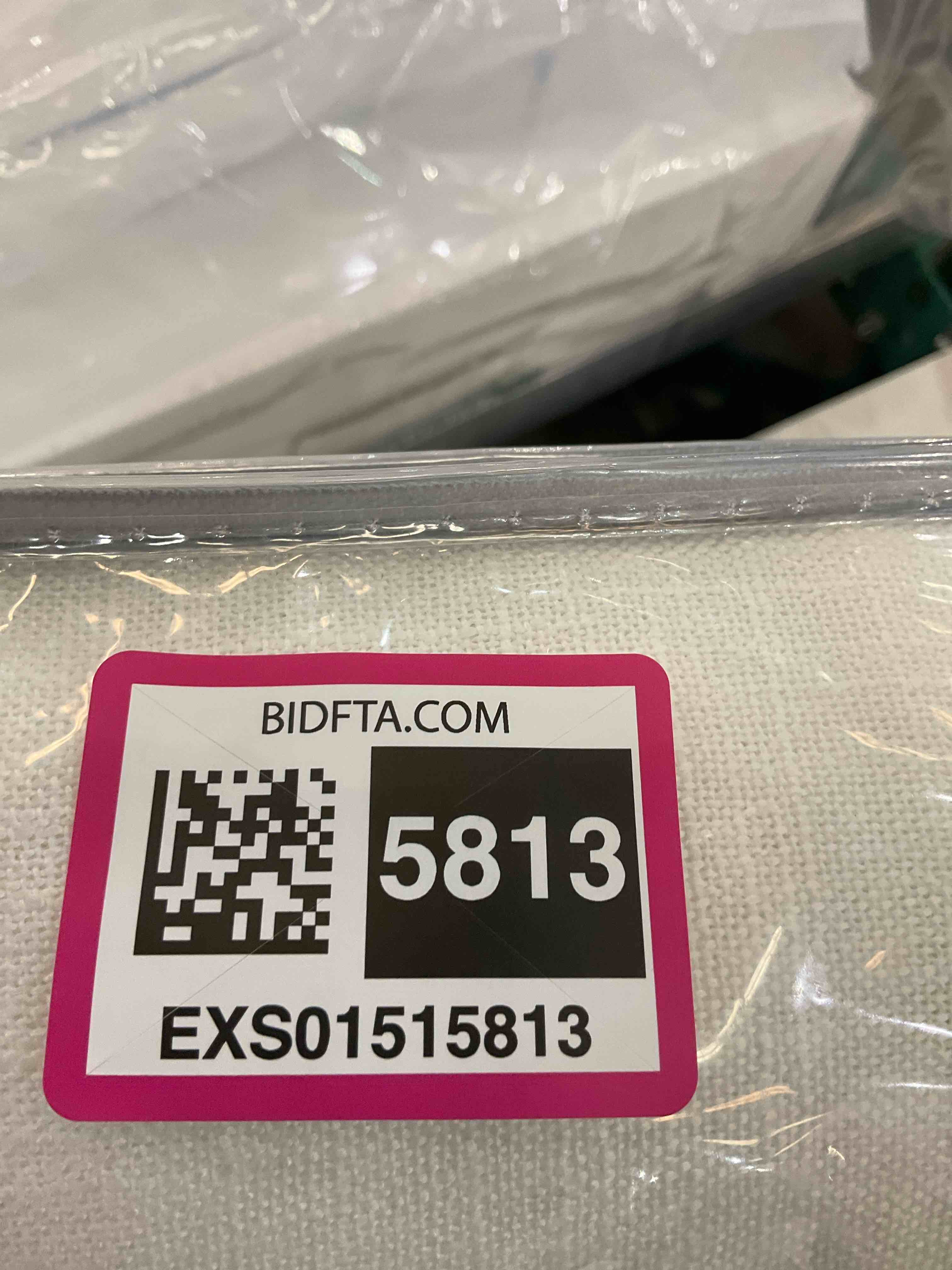 https://s3.amazonaws.com/lotting-images-prod/BargainHunt/EXS01515813_1716473831940.jpeg