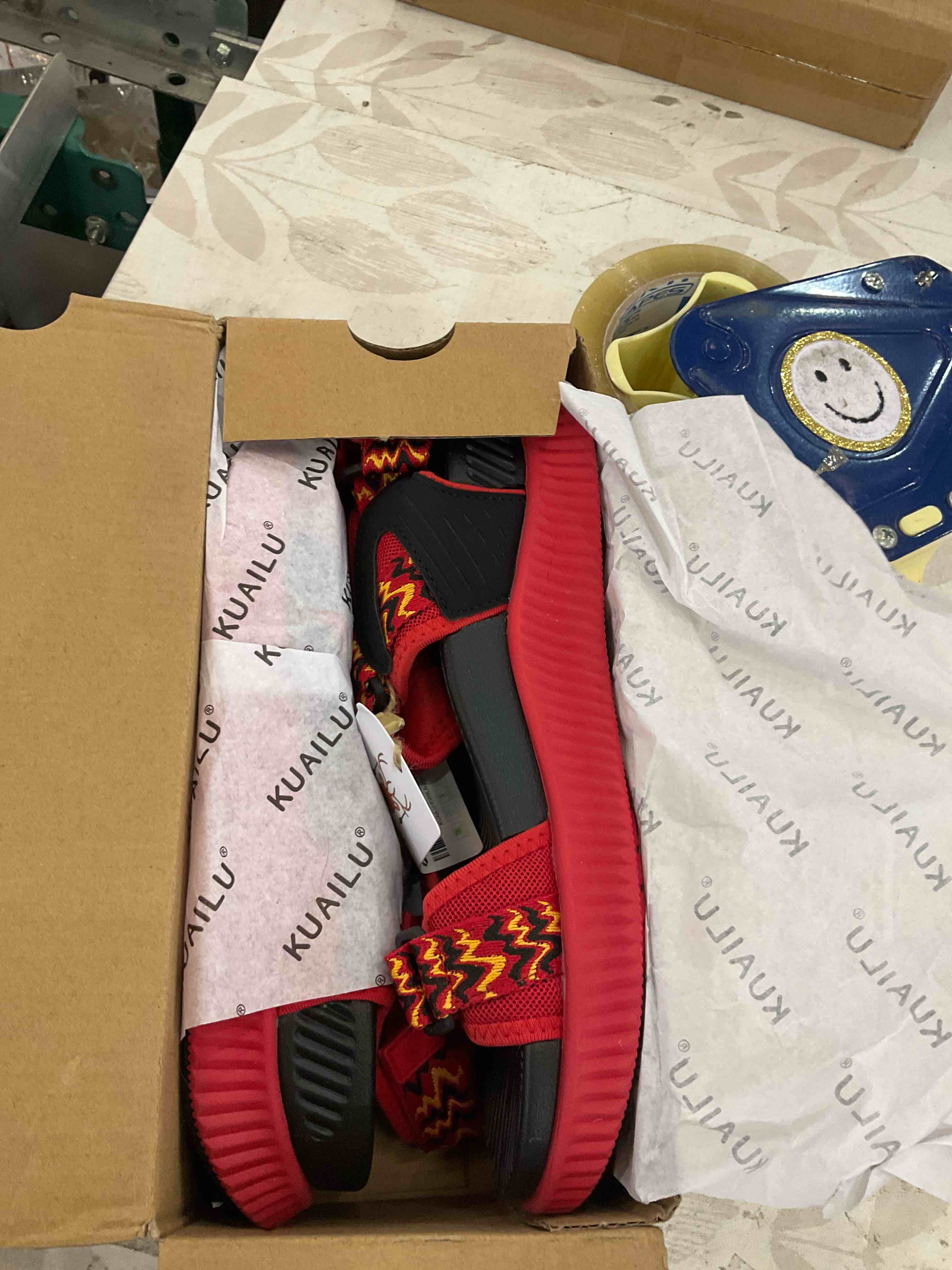 https://s3.amazonaws.com/lotting-images-prod/BargainHunt/EXS01515826_1716475067660.jpeg
