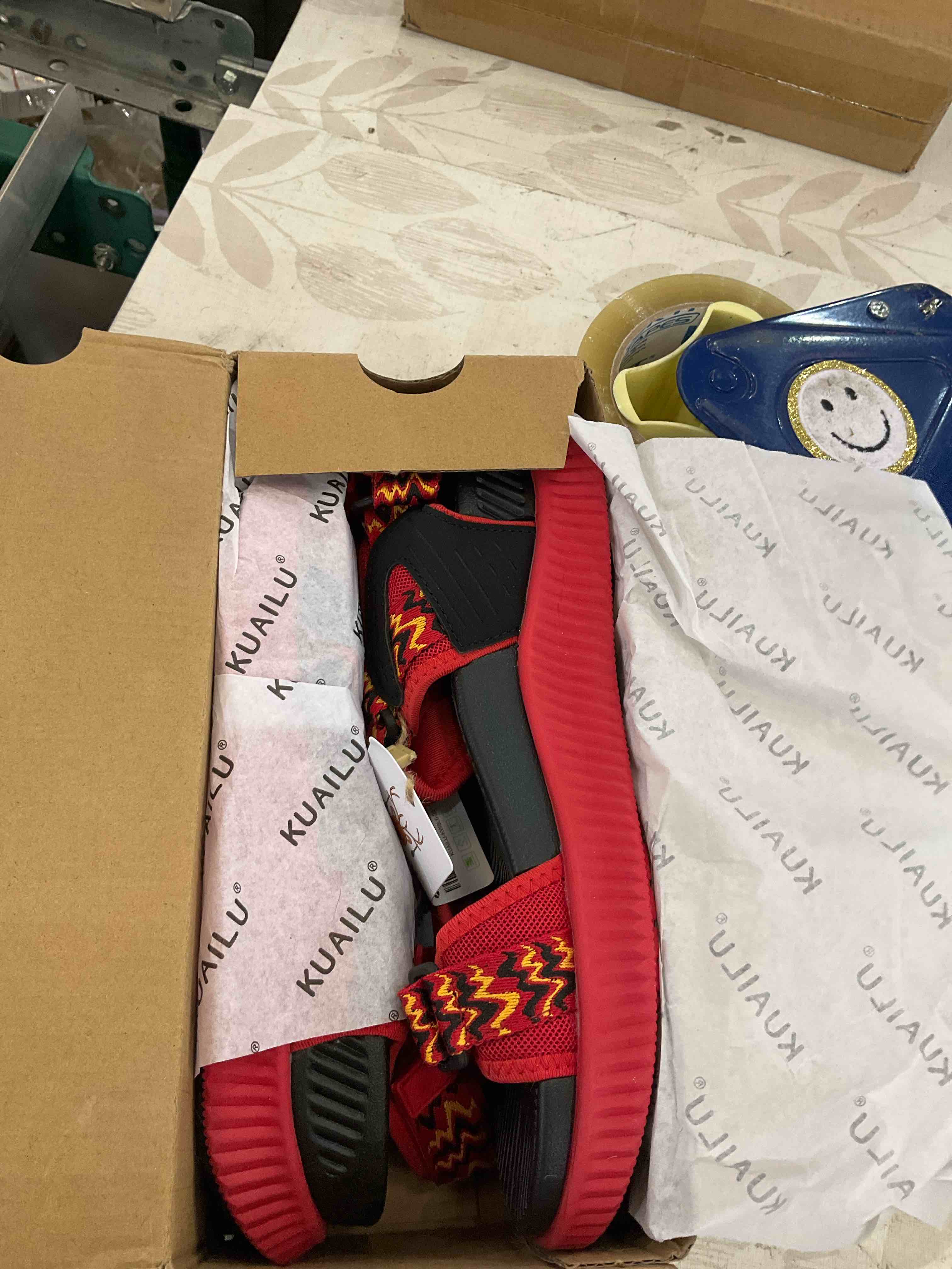 https://s3.amazonaws.com/lotting-images-prod/BargainHunt/EXS01515826_1716475068621.jpeg